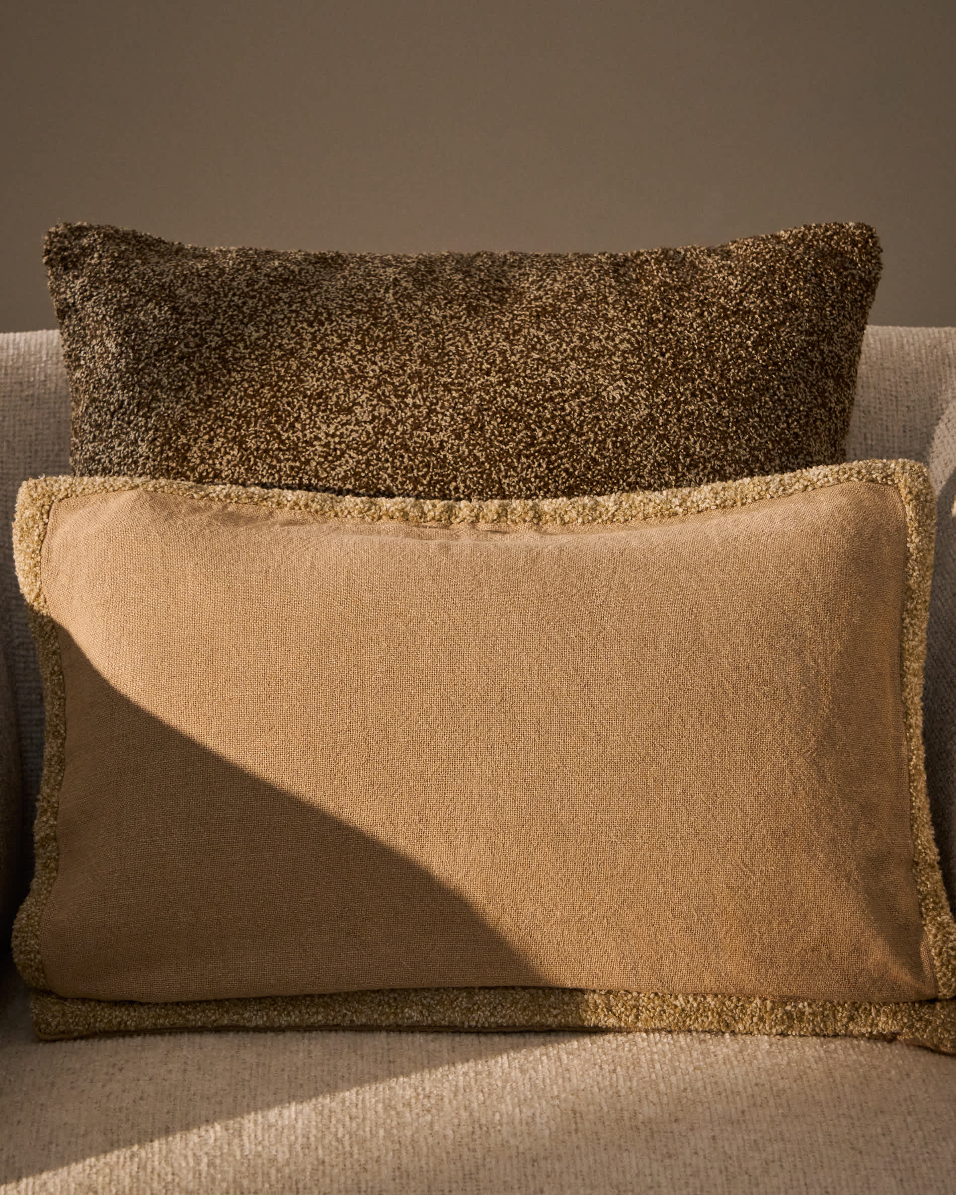 Olinan cushion cover with beige bouclé detailing 30 x 50 cm