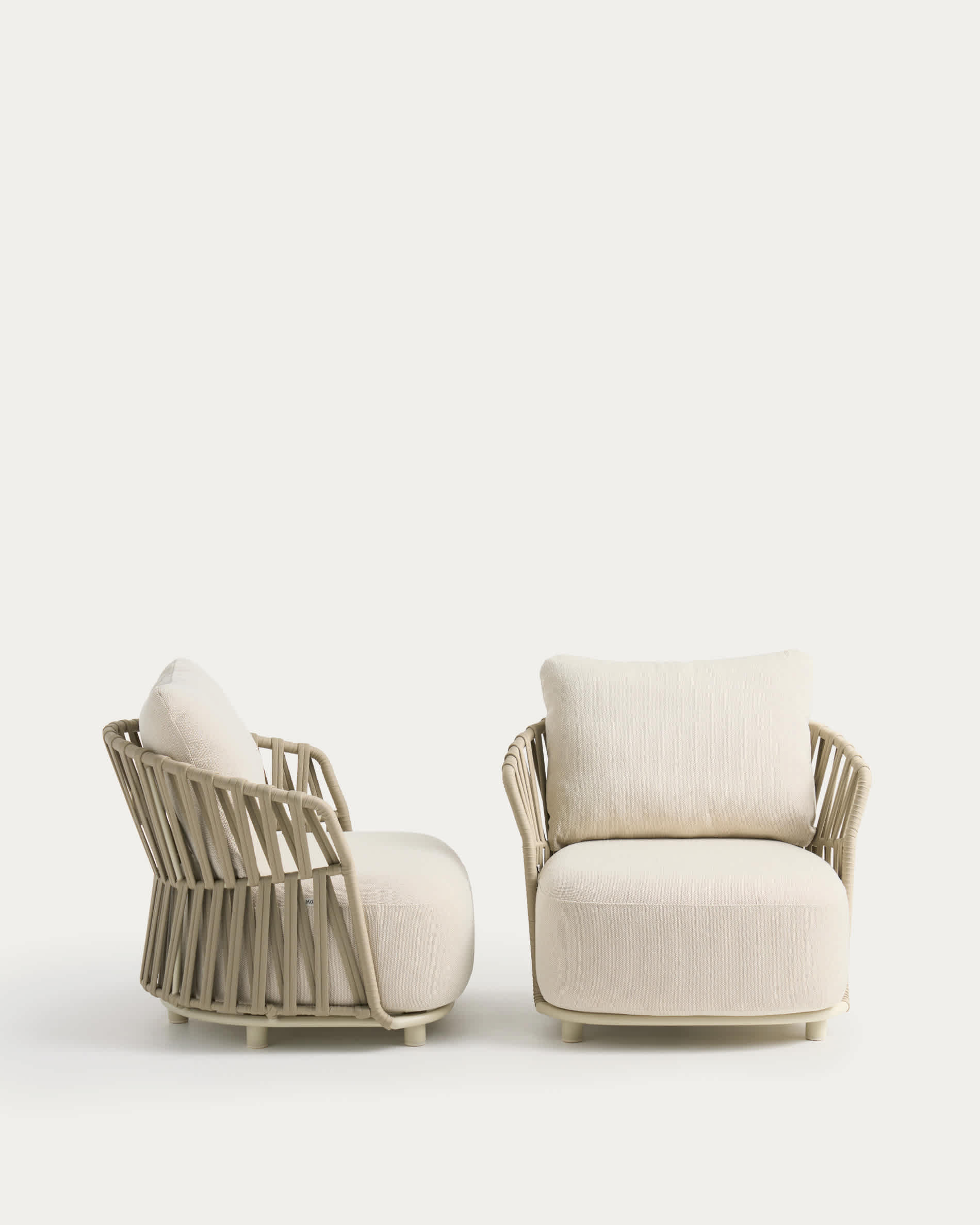 Set of 2 Osani armchairs in ecru aluminium and taupe rope cord with Drasi side table in travertine-effect concrete Ø 60 cm