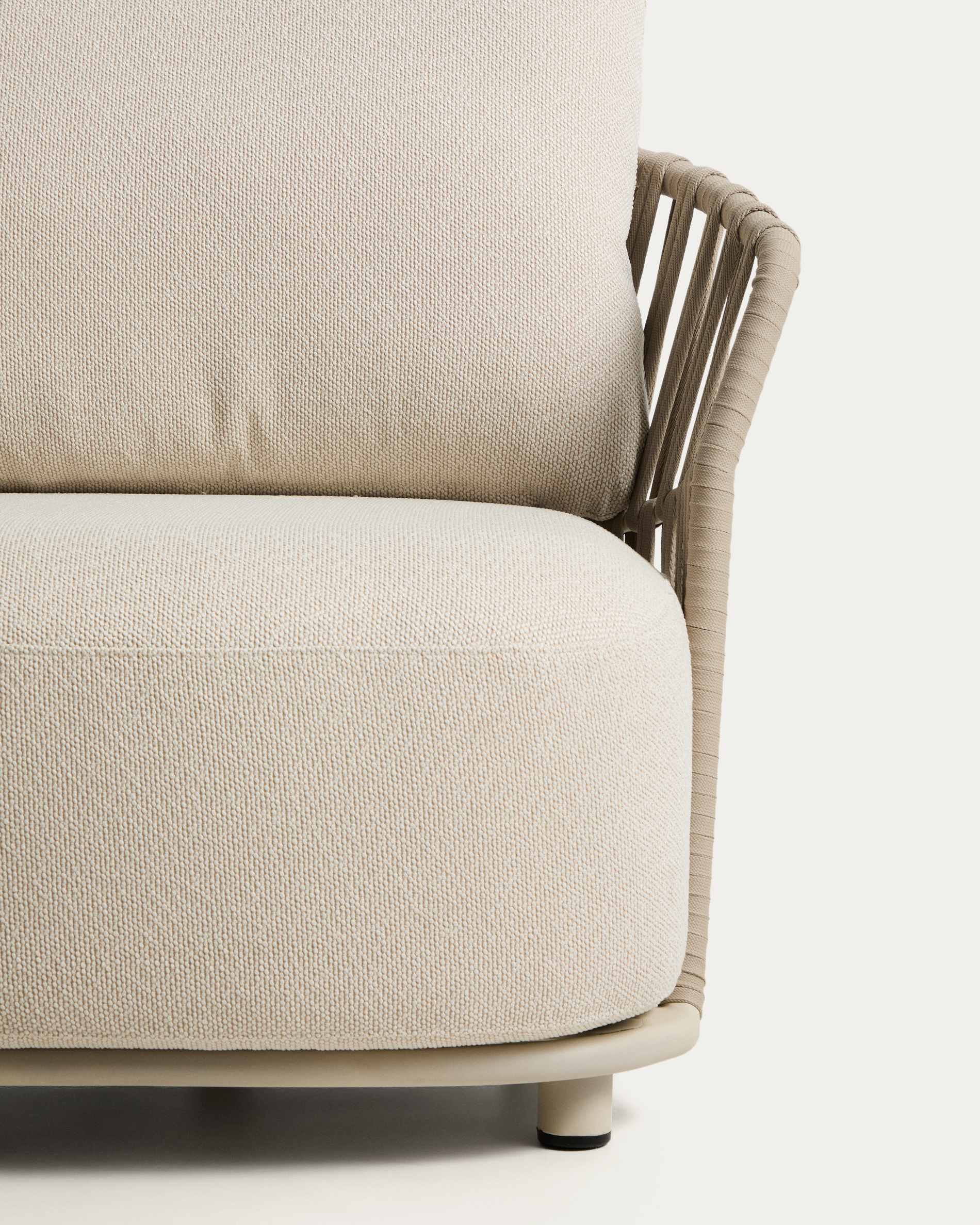 Set of 2 Osani armchairs in ecru aluminium and taupe rope cord with Drasi side table in travertine-effect concrete Ø 60 cm