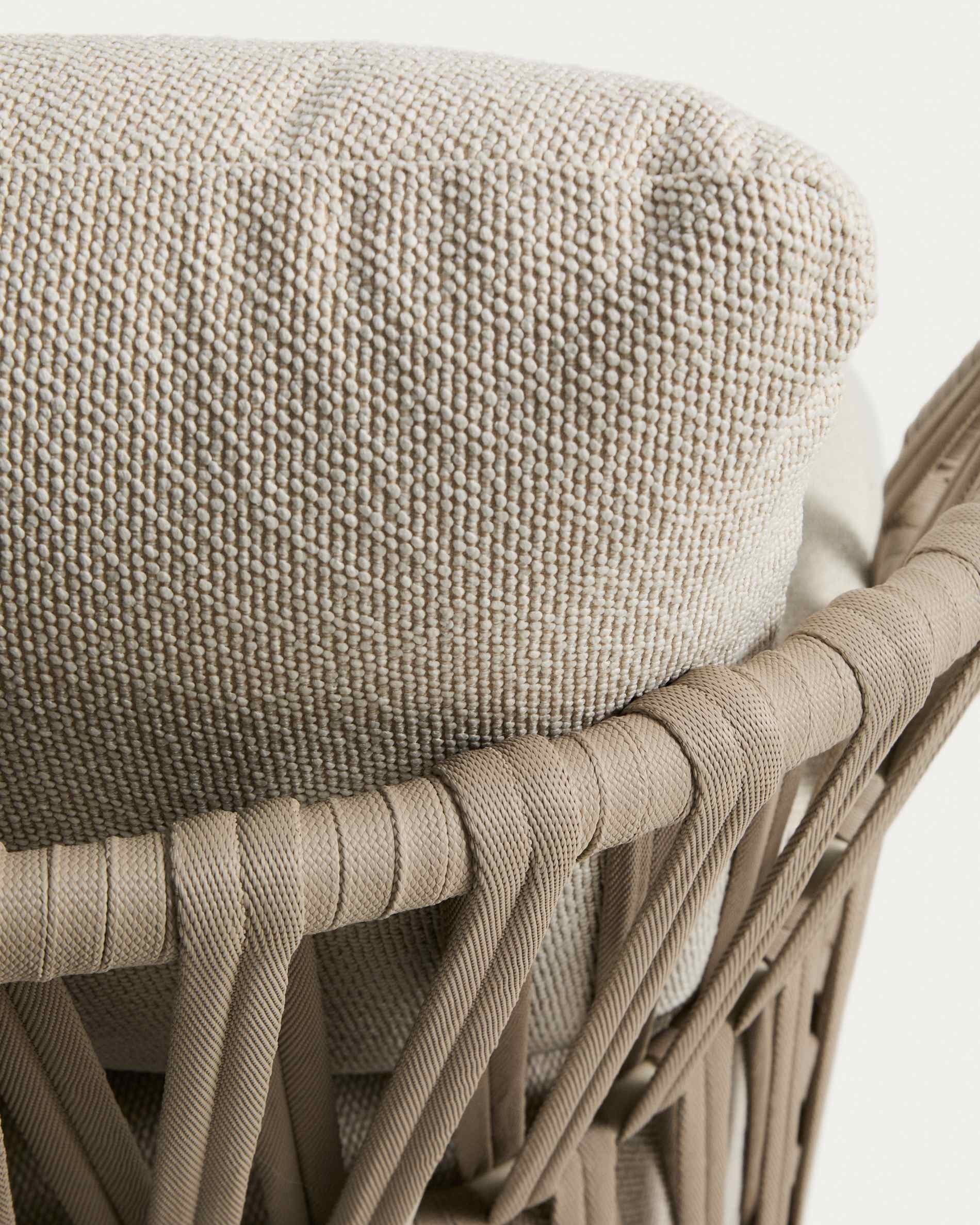 Set of 2 Osani armchairs in ecru aluminium and taupe rope cord with Drasi side table in travertine-effect concrete Ø 60 cm