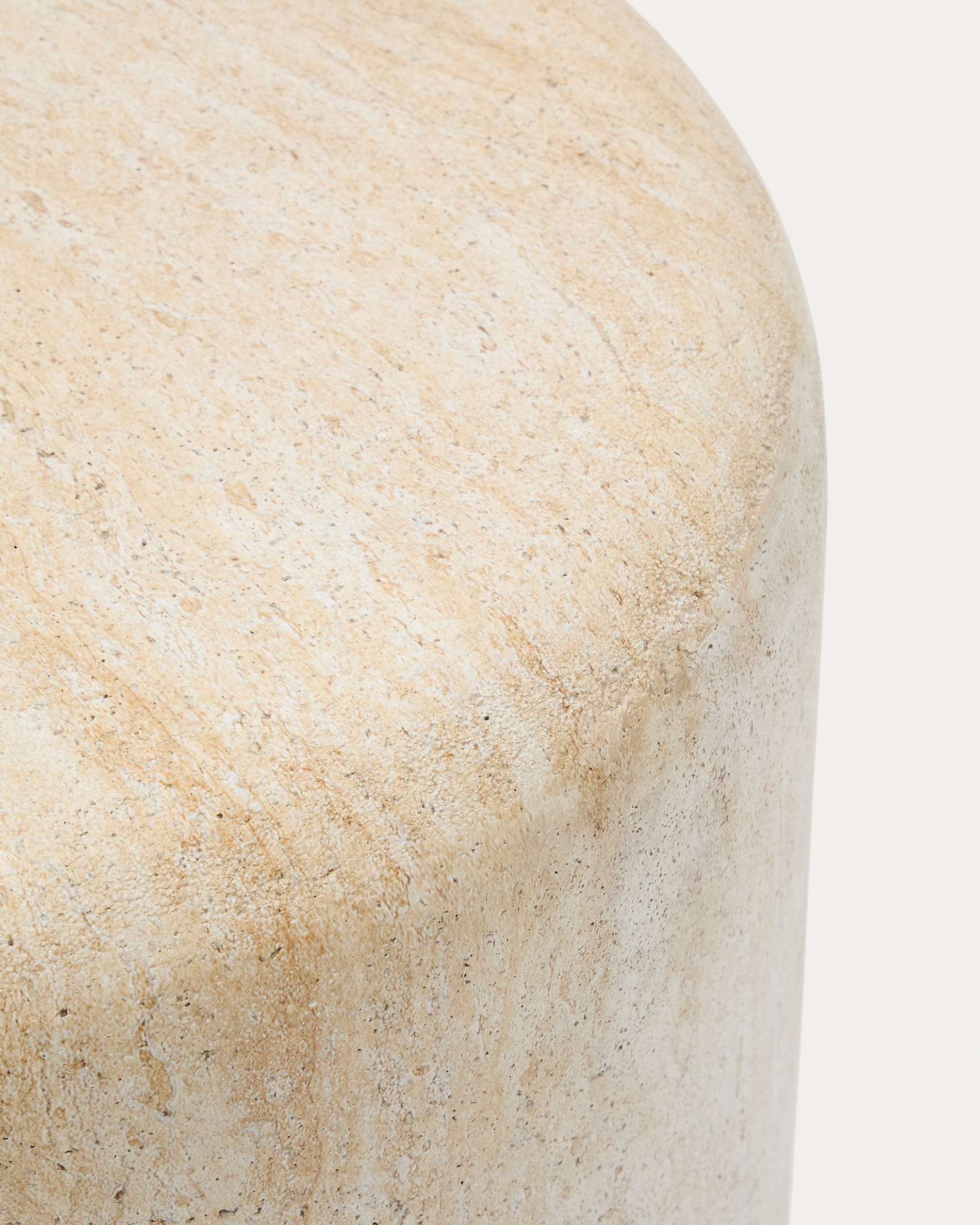 Set of 2 Osani armchairs in ecru aluminium and taupe rope cord with Drasi side table in travertine-effect concrete Ø 60 cm