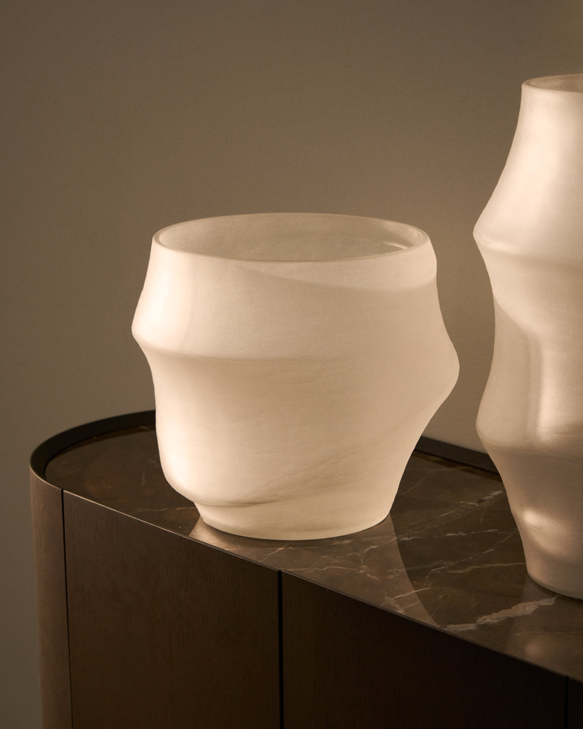 Neluo vase in opaque white glass 31.5cm