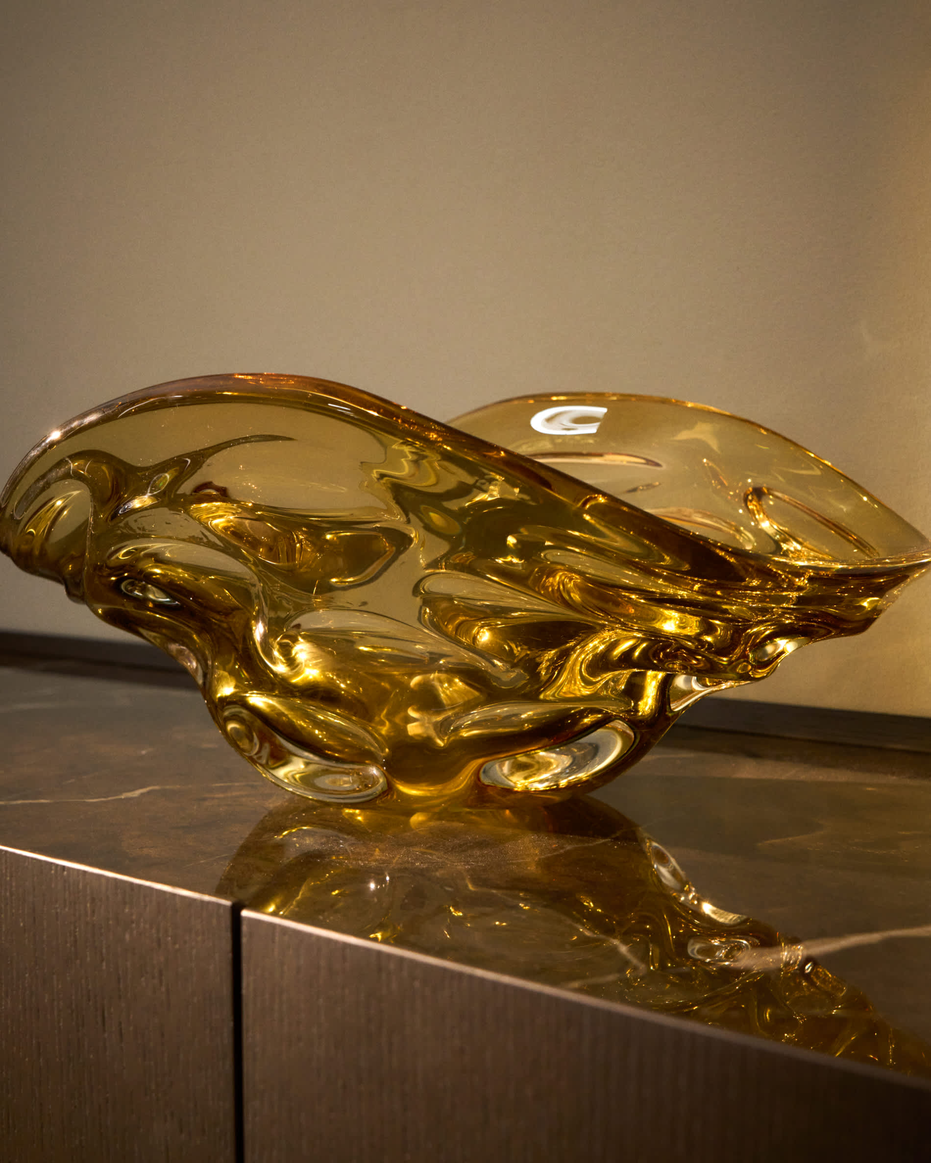 Sidula centrepiece in light amber glass 26 x 38 cm