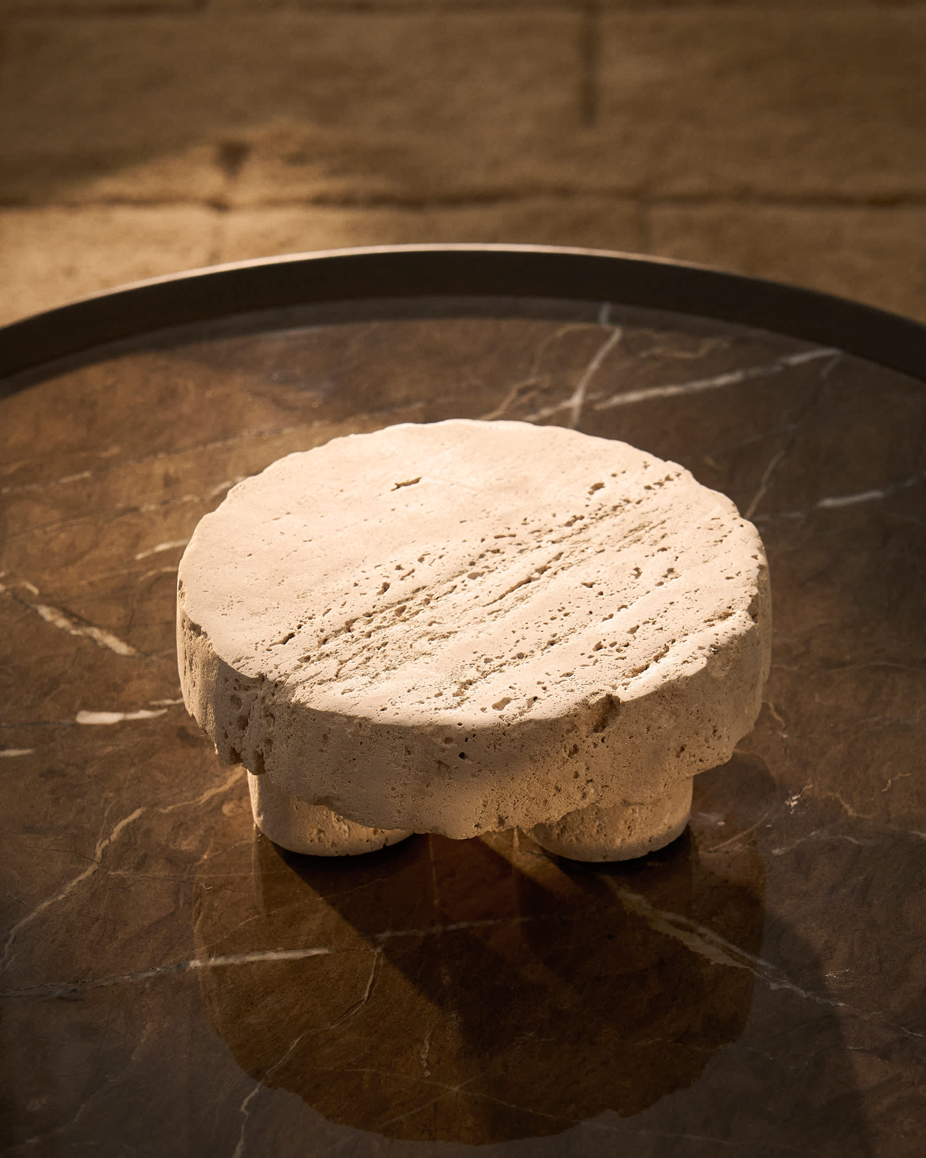 Centre de table Zuno en travertin avec finition brute Ø — Kave Home
