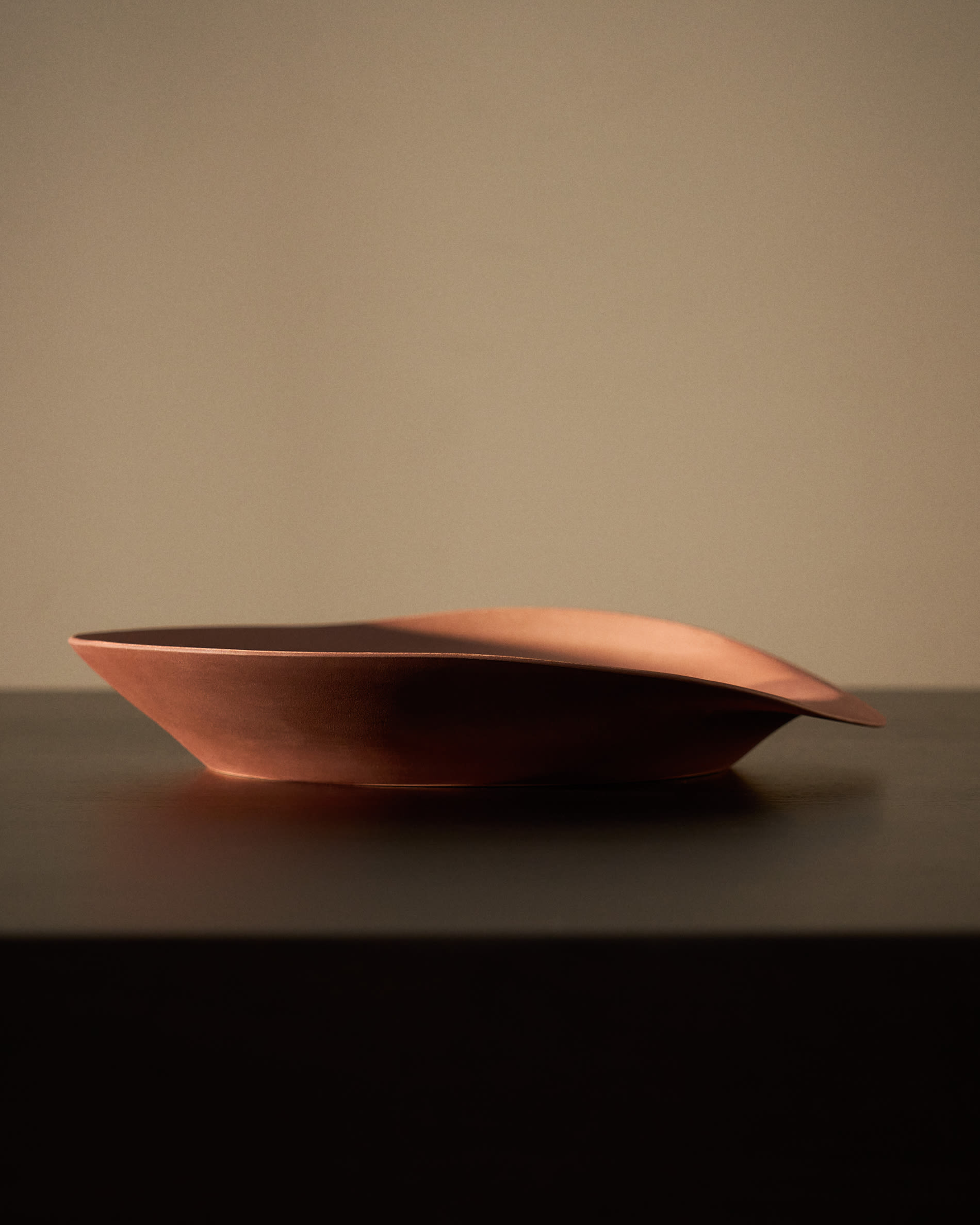 Ebenor centrepiece in chocolate brown ceramic Ø50 cm
