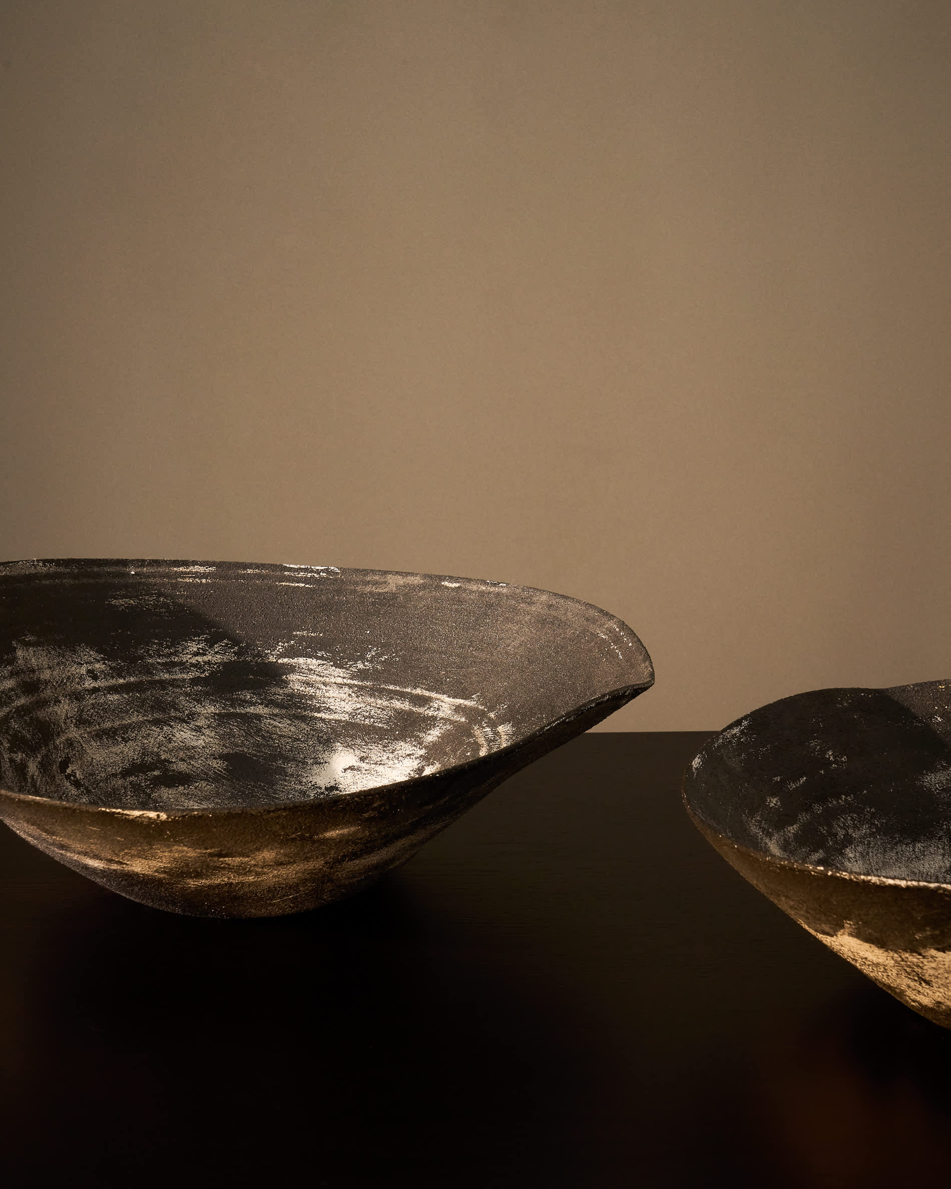 Talua centrepiece in black ceramic 46 x 36cm