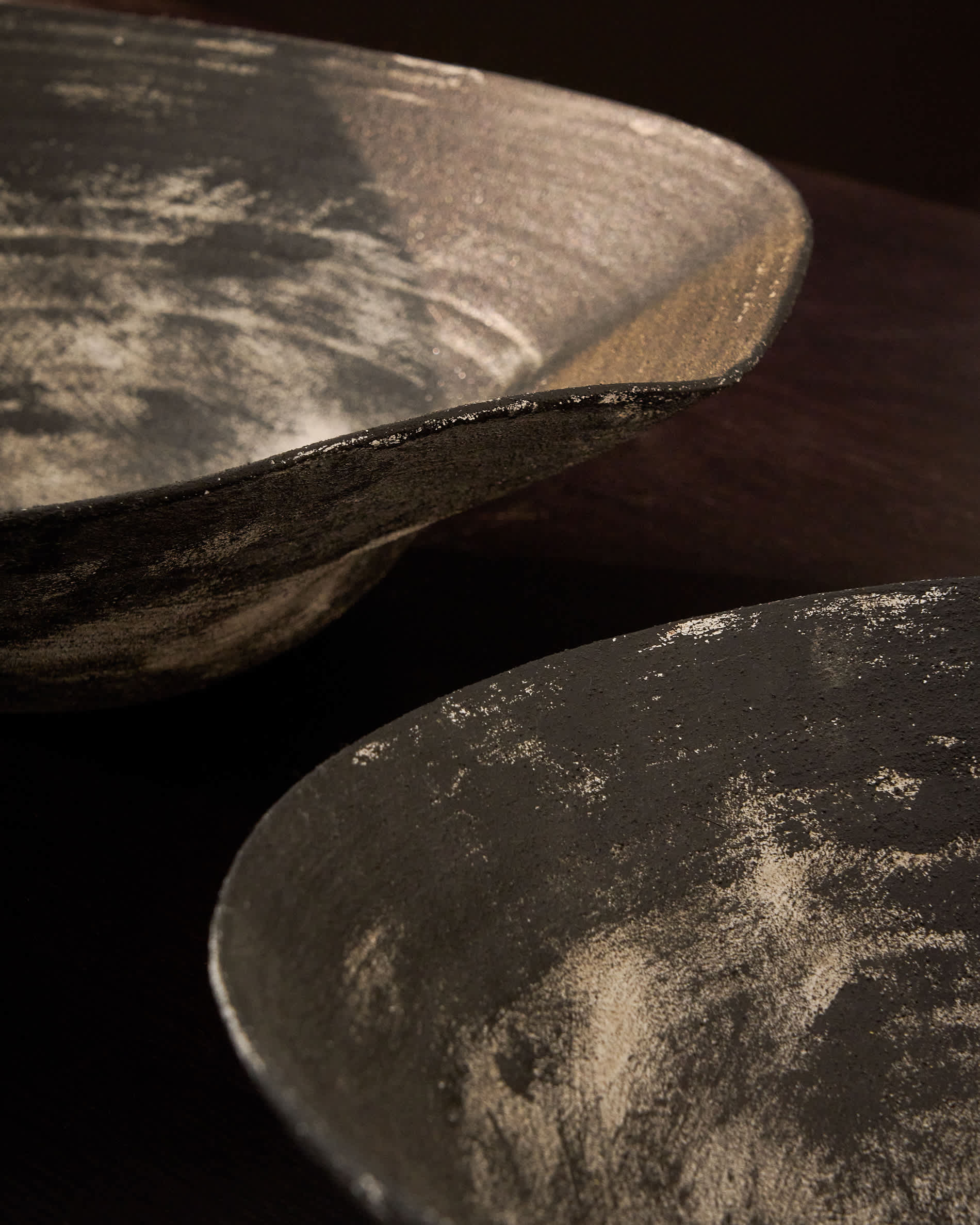 Talua centrepiece in black ceramic 35 x 25cm