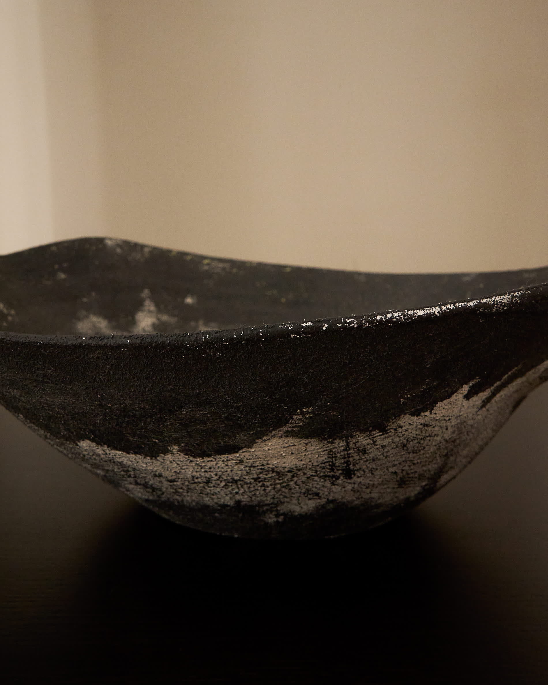Talua centrepiece in black ceramic 46 x 36cm