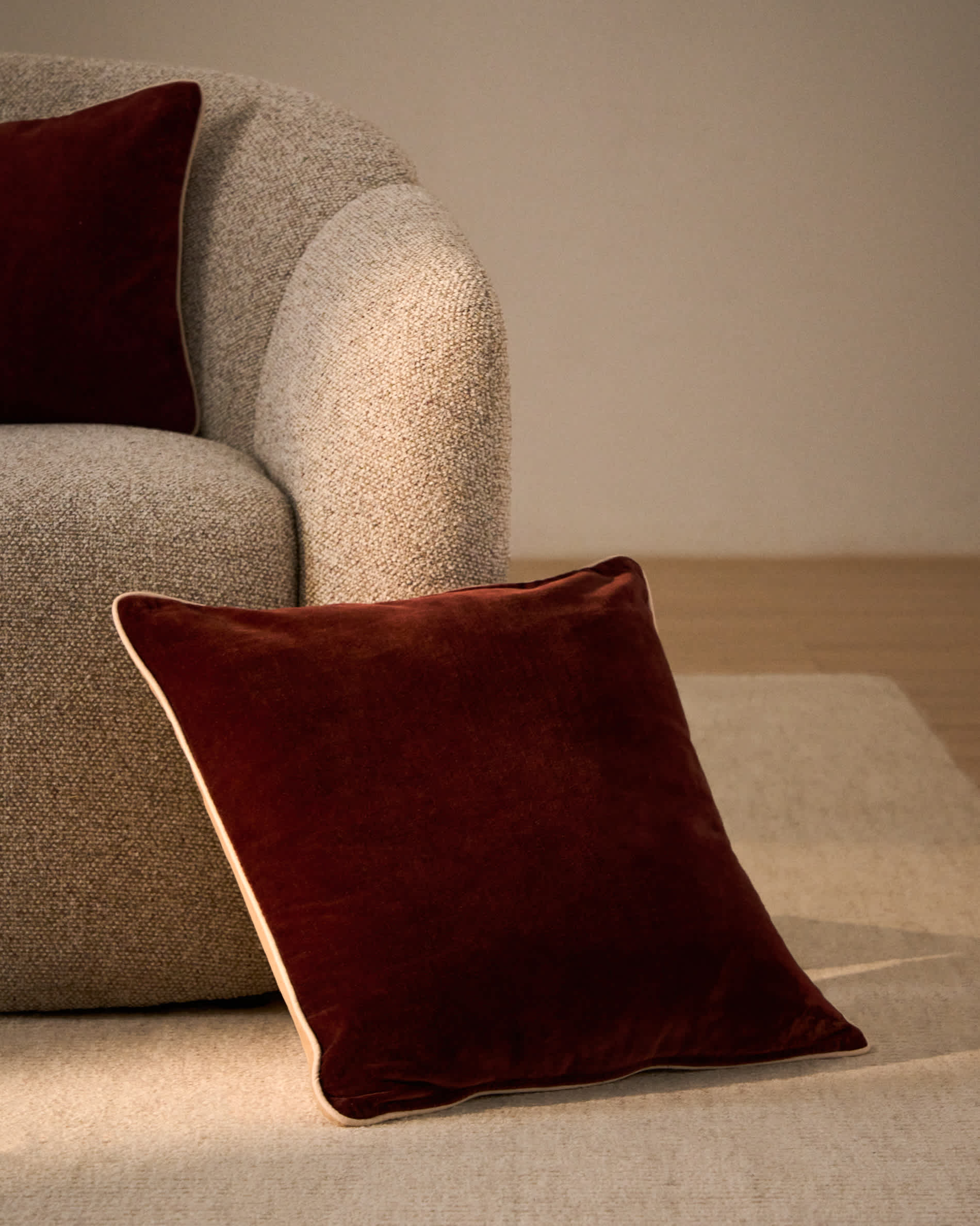 Ovelin maroon and ecru velvet cushion cover 45 x 45 cm