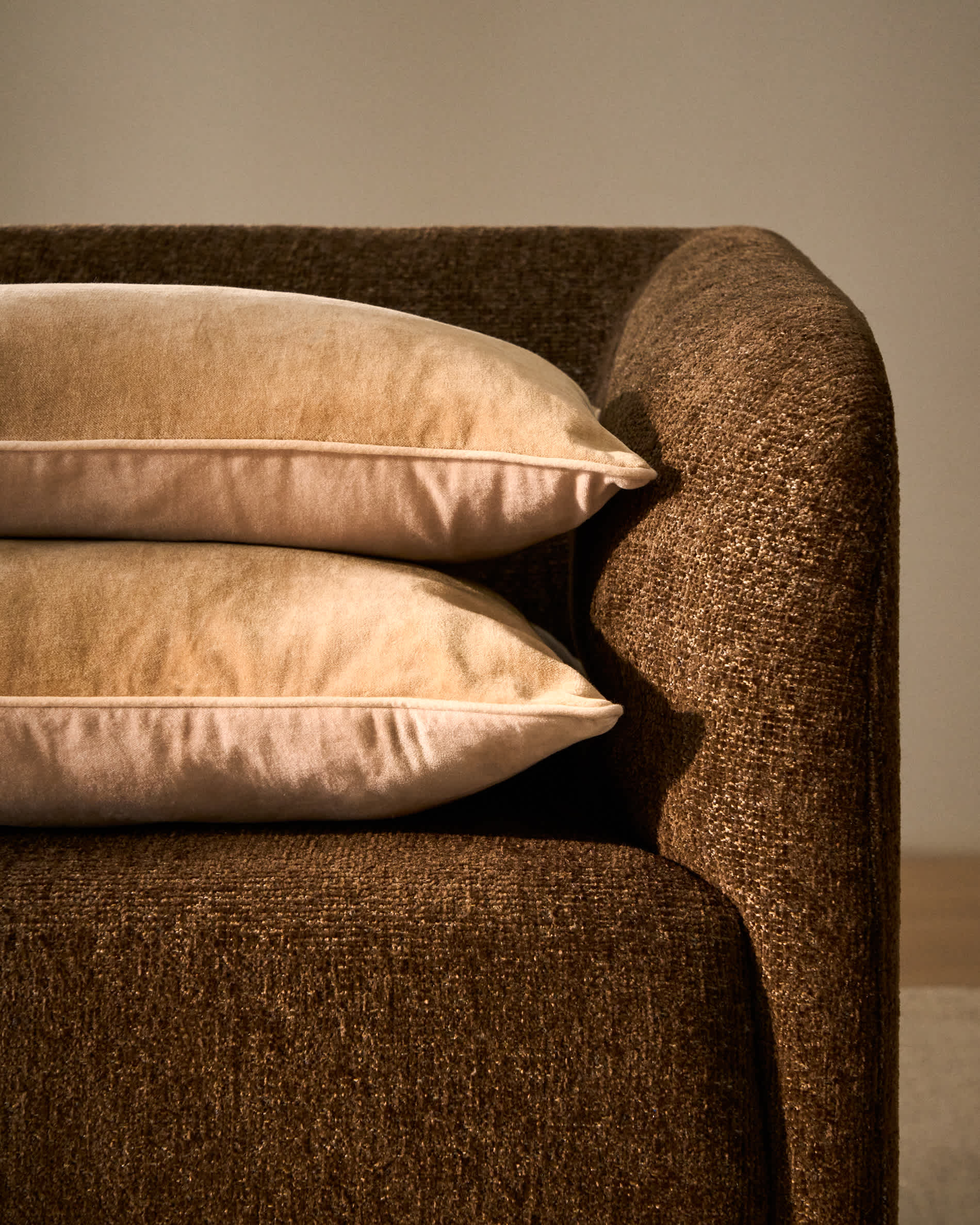 Ovelin beige and ecru velvet cushion cover 45 x 45 cm