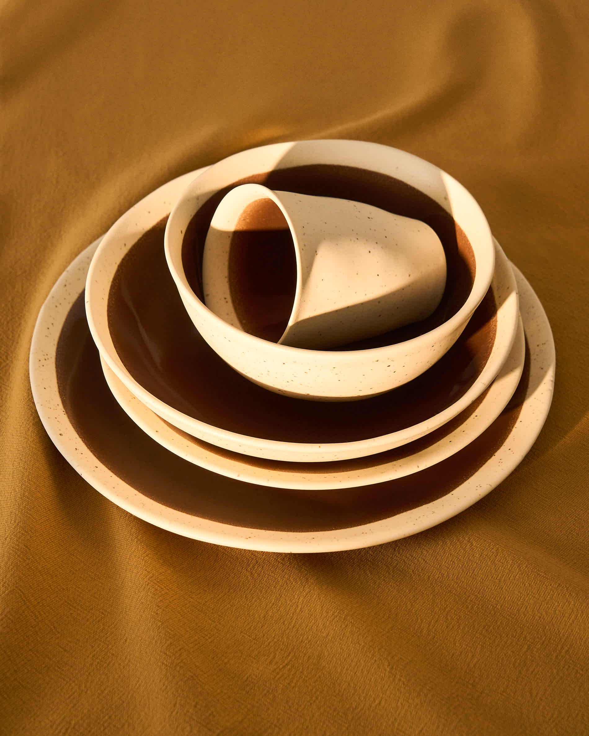 Nale beige ceramic dessert plate with brown bottom