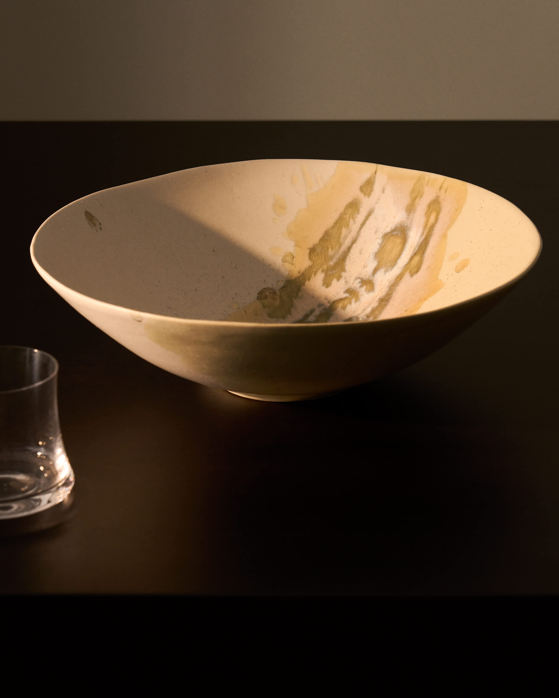 Arvela grey ceramic centrepiece