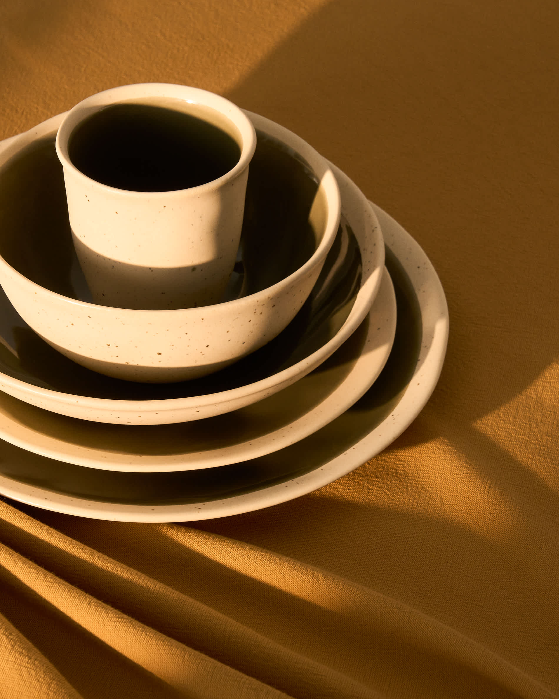 Nale beige ceramic plate with green bottom