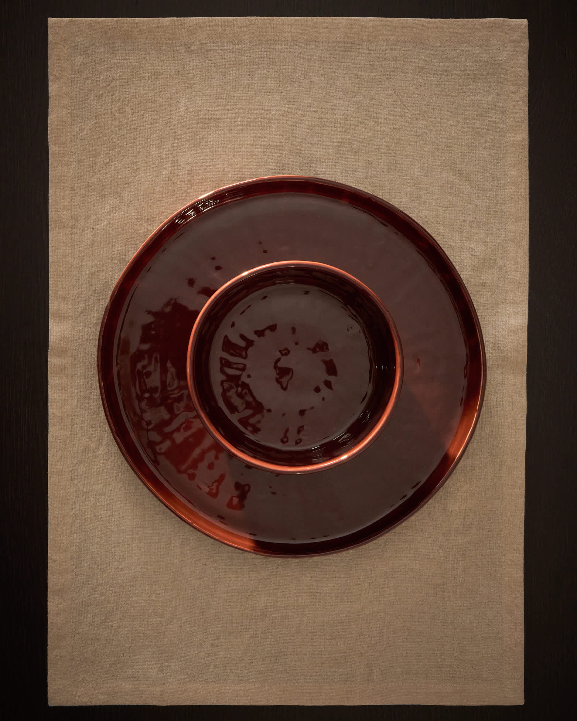 Daner burgundy ceramic plate