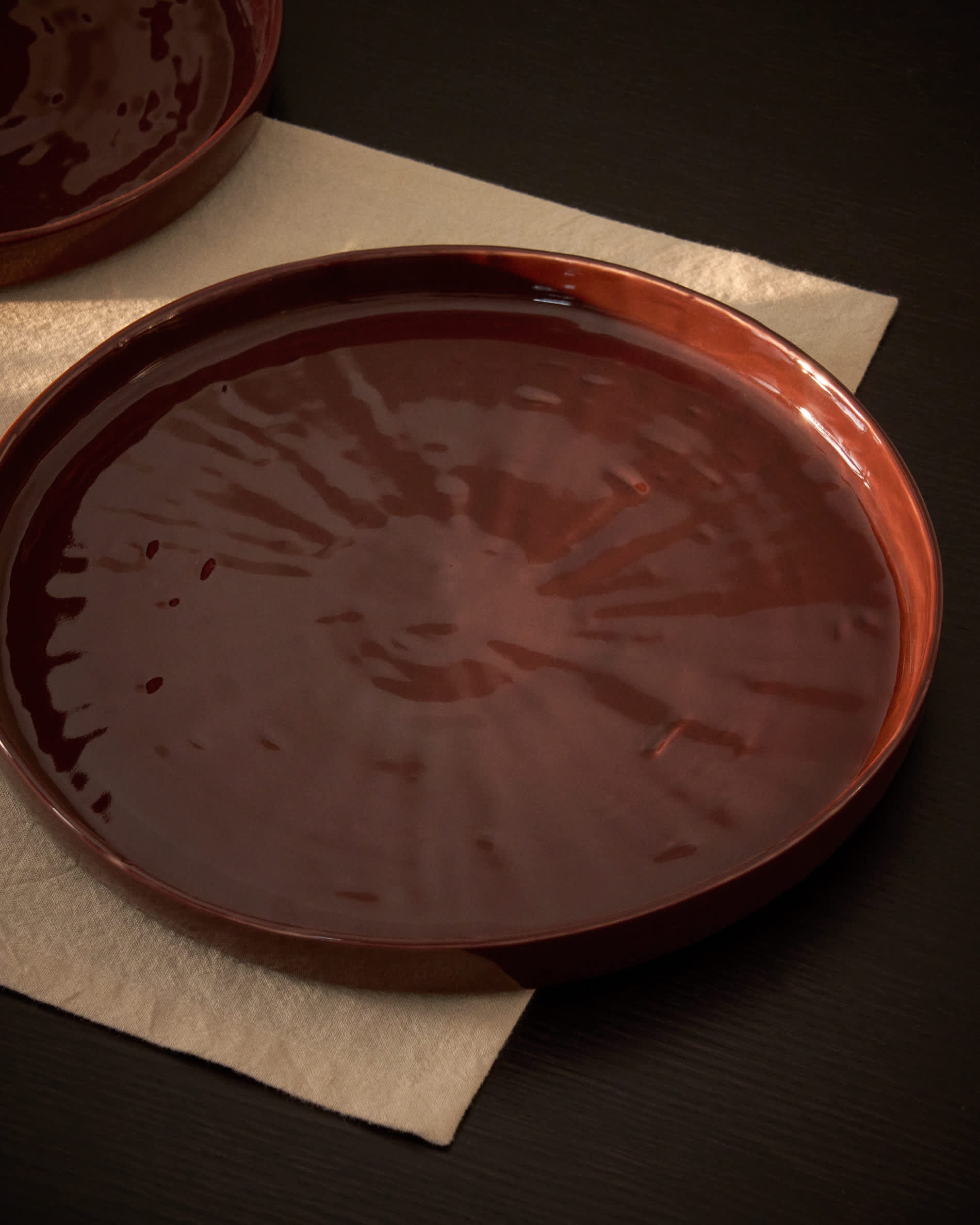 Daner burgundy ceramic plate