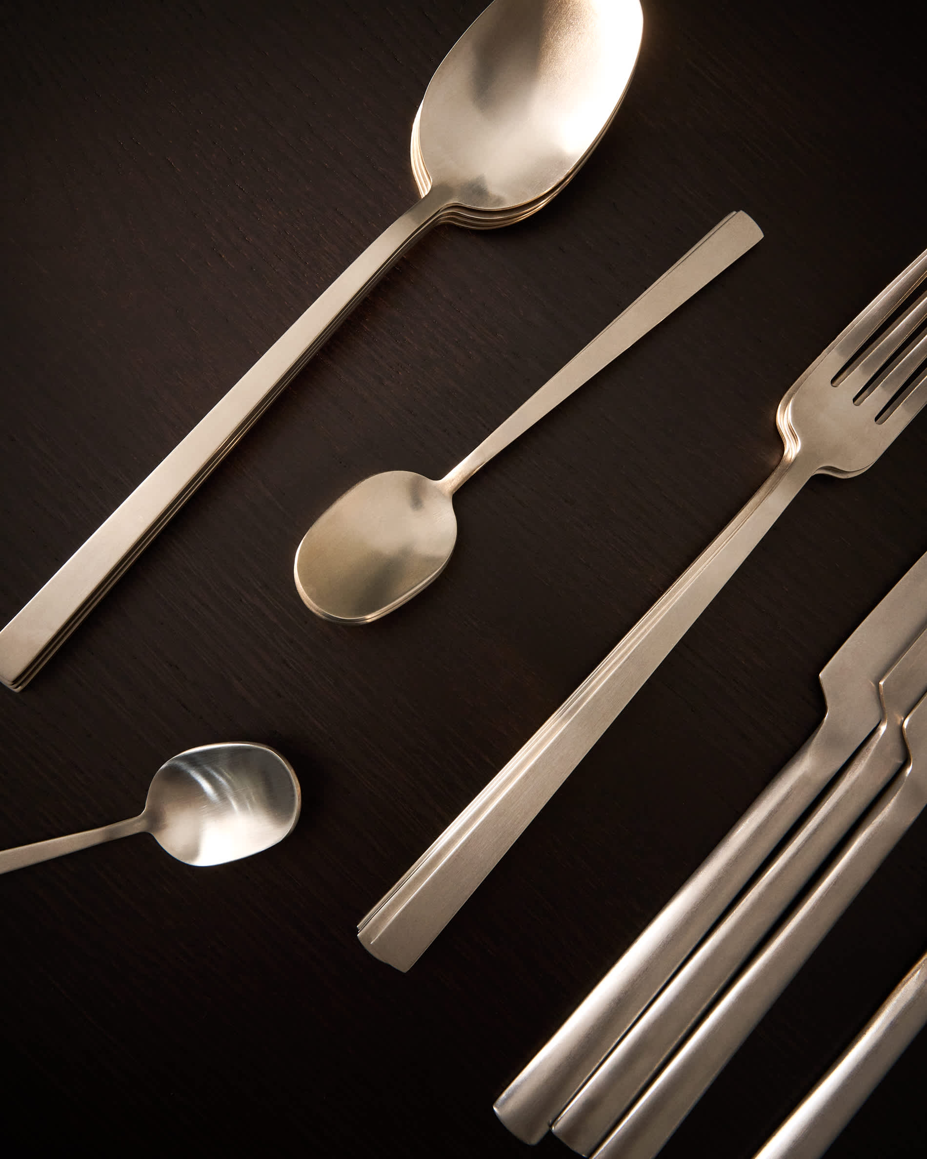 Dilora 16-piece stainless steel cutlery set with a matte finish