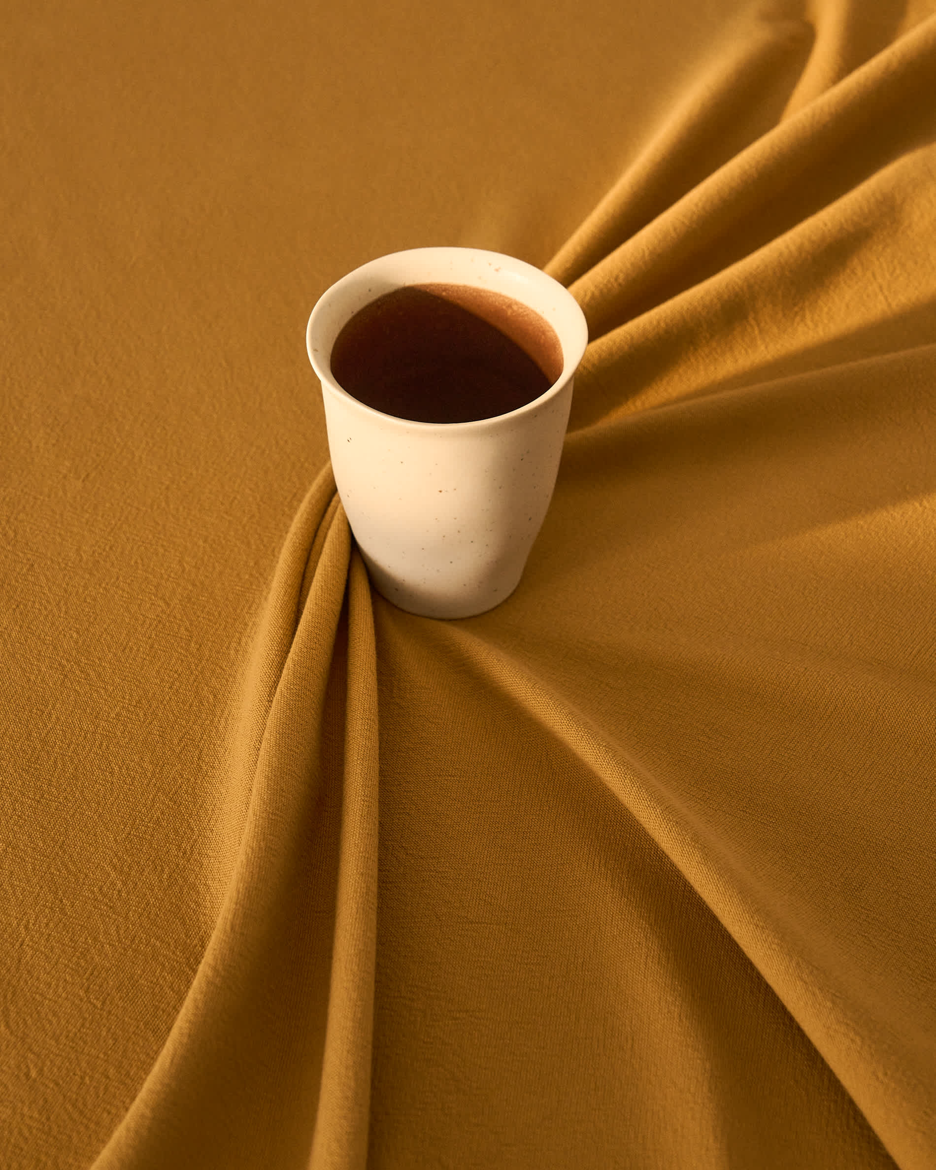 Nale beige ceramic mug with brown bottom
