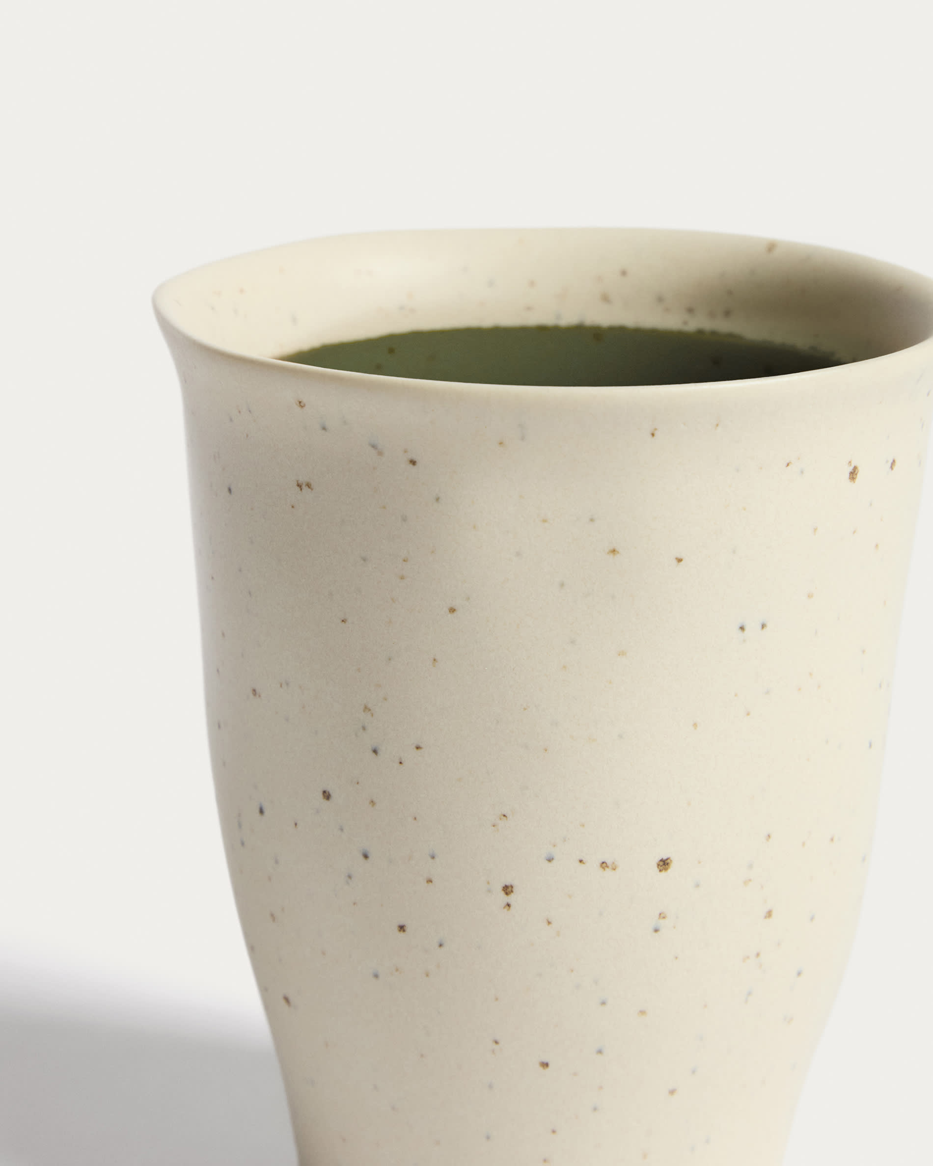 Nale beige ceramic mug with green bottom