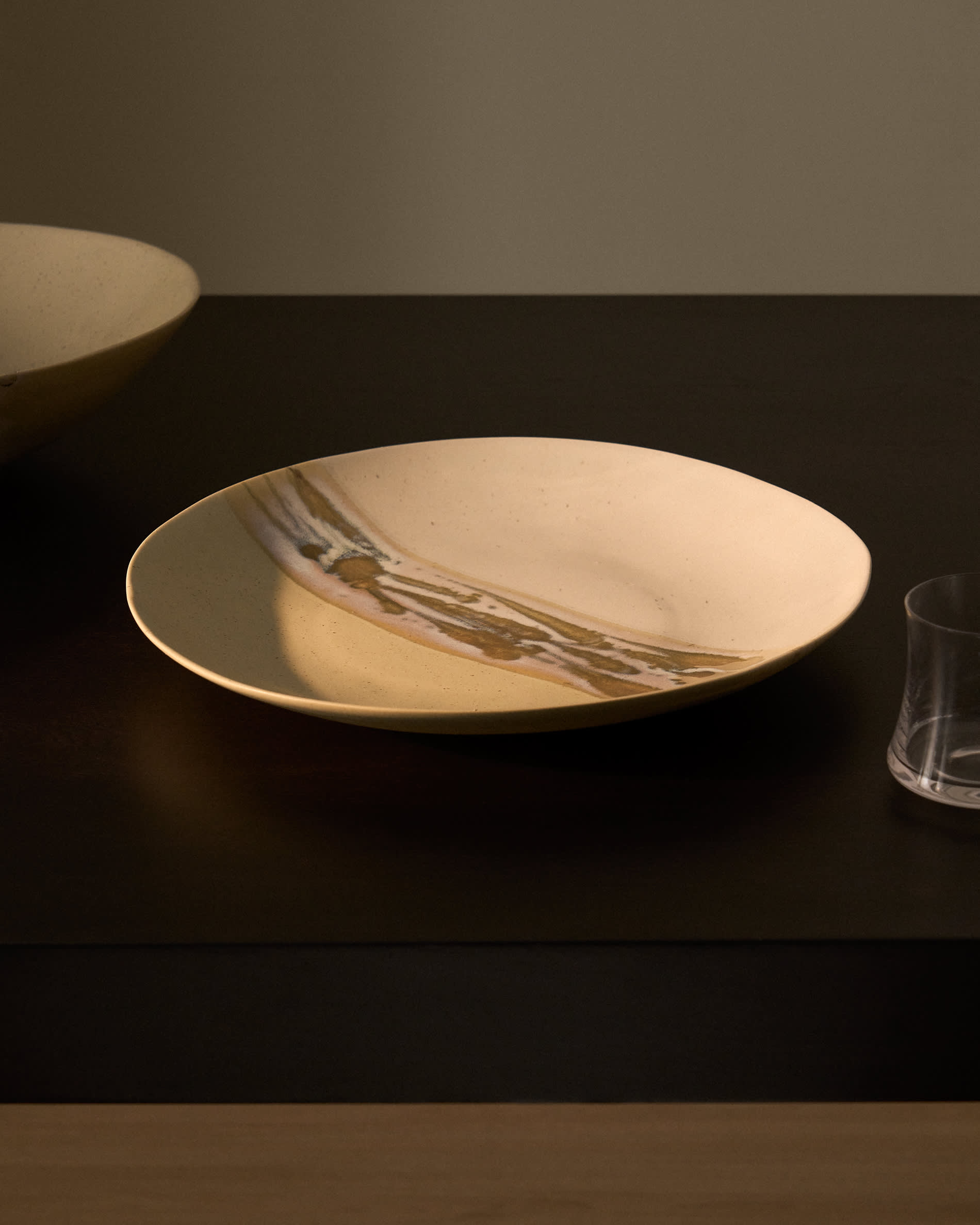 Arvela grey ceramic centrepiece
