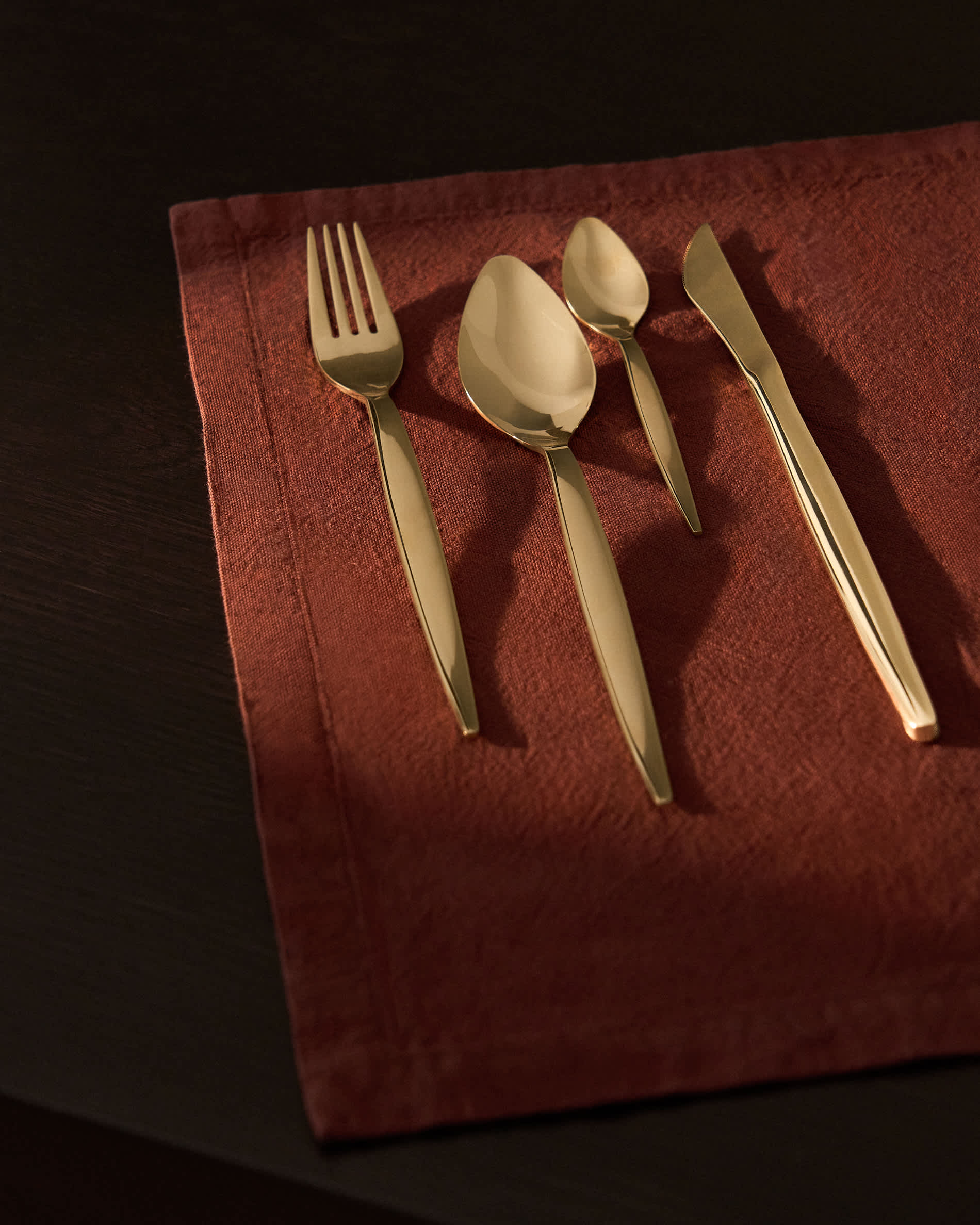 Selua 16-piece stainless steel cutlery set with a glossy gold finish