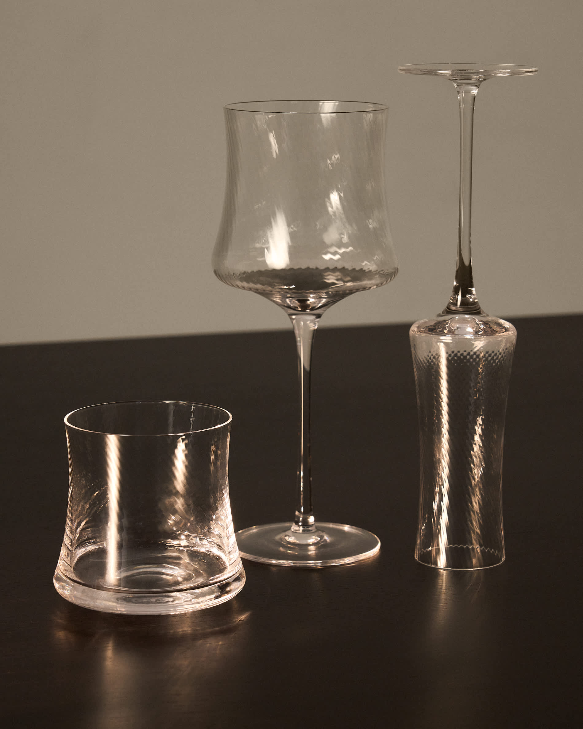 Alori clear wine glass with relief, 34 cl