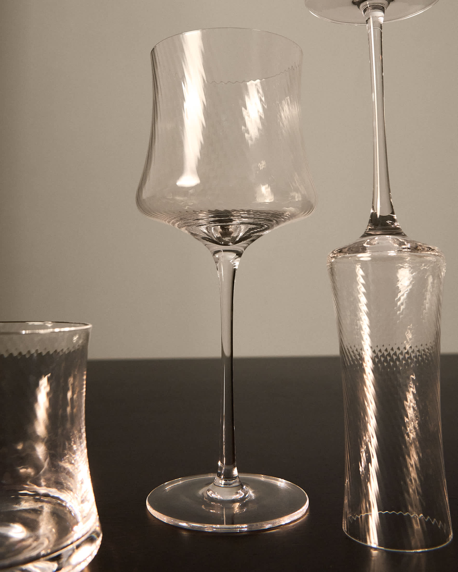 Auri clear wine glass with relief, 15 cl