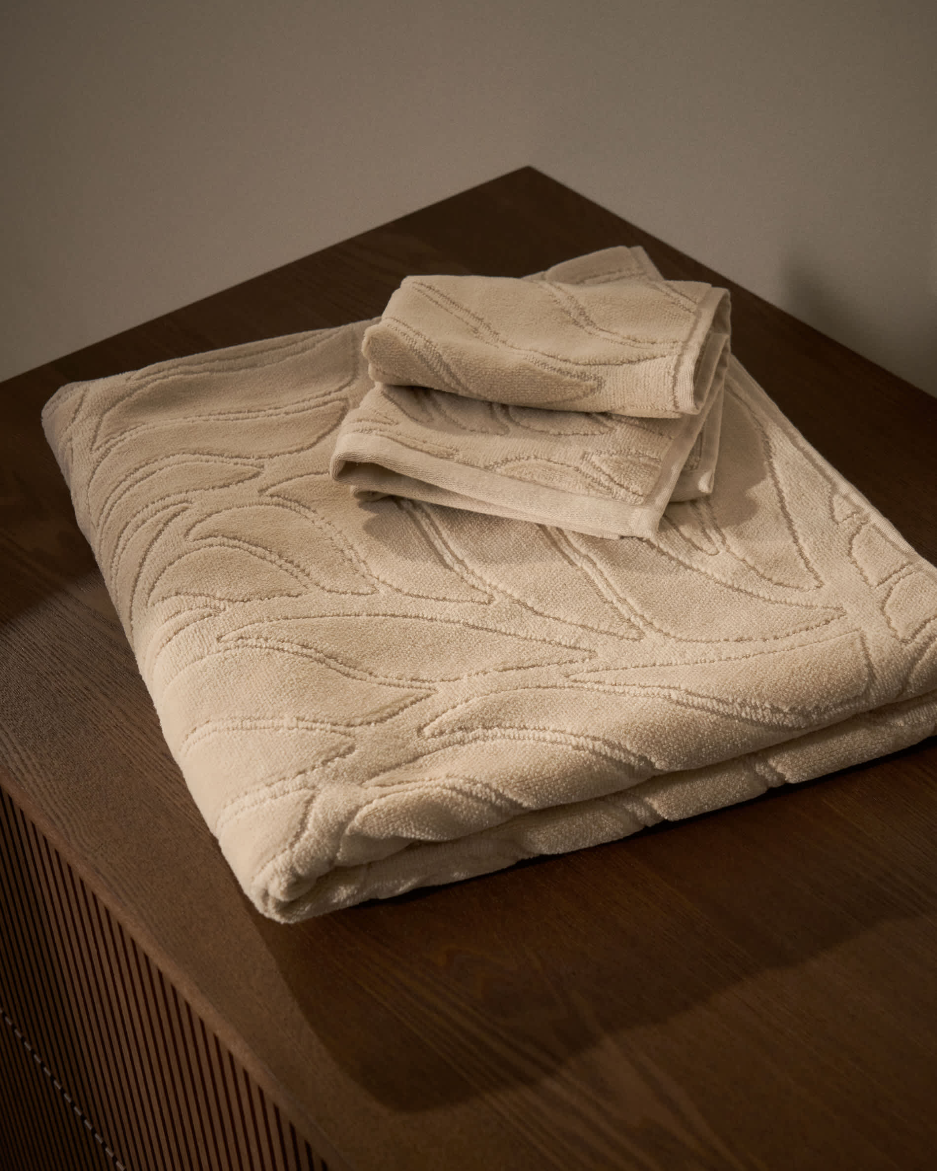 Lurevi 100%-cotton jacquard bath towel with a beige velvet finish 70 x 140 cm