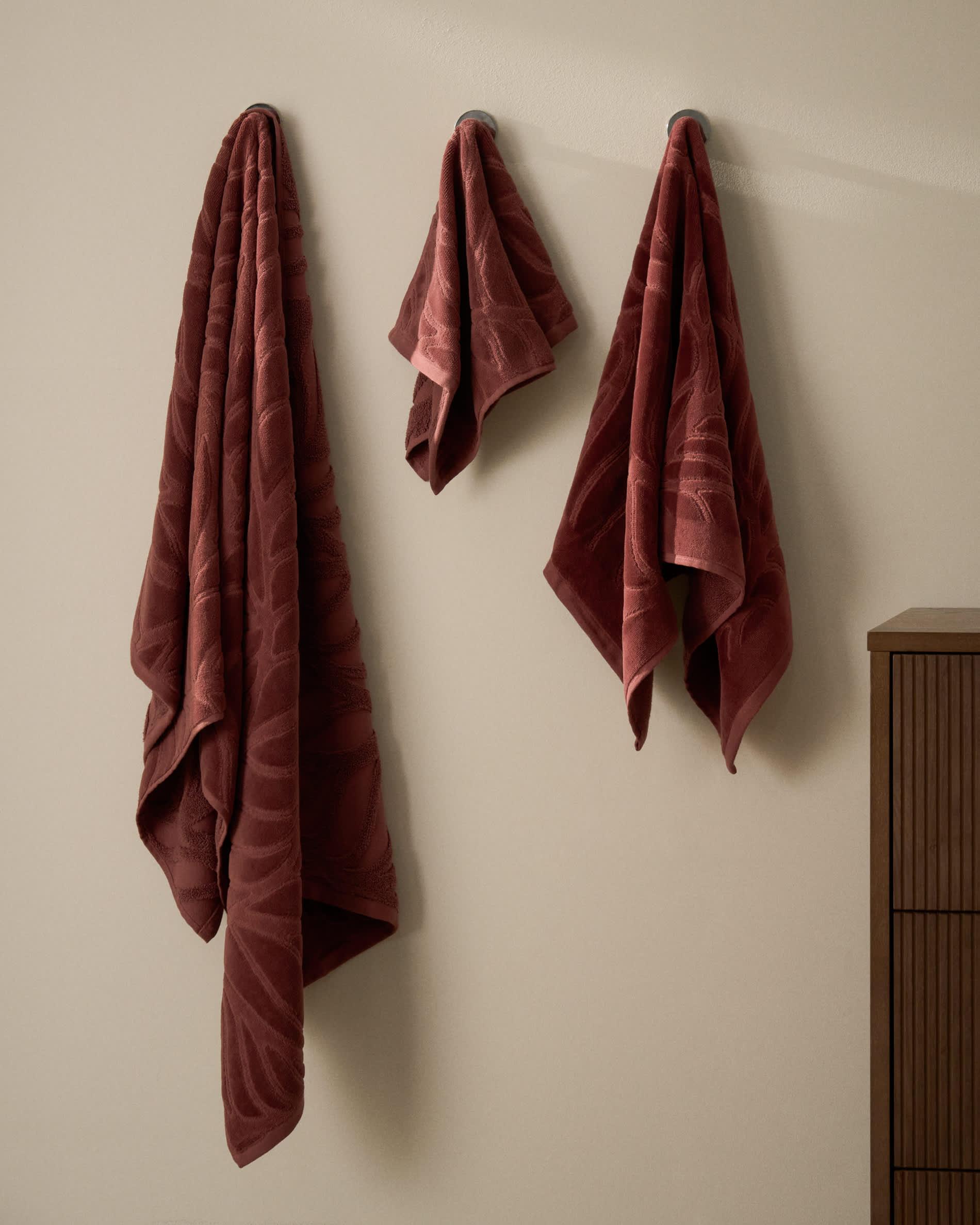 Lurevi 100%-cotton jacquard hand towel with a maroon velvet finish 30 x 50 cm