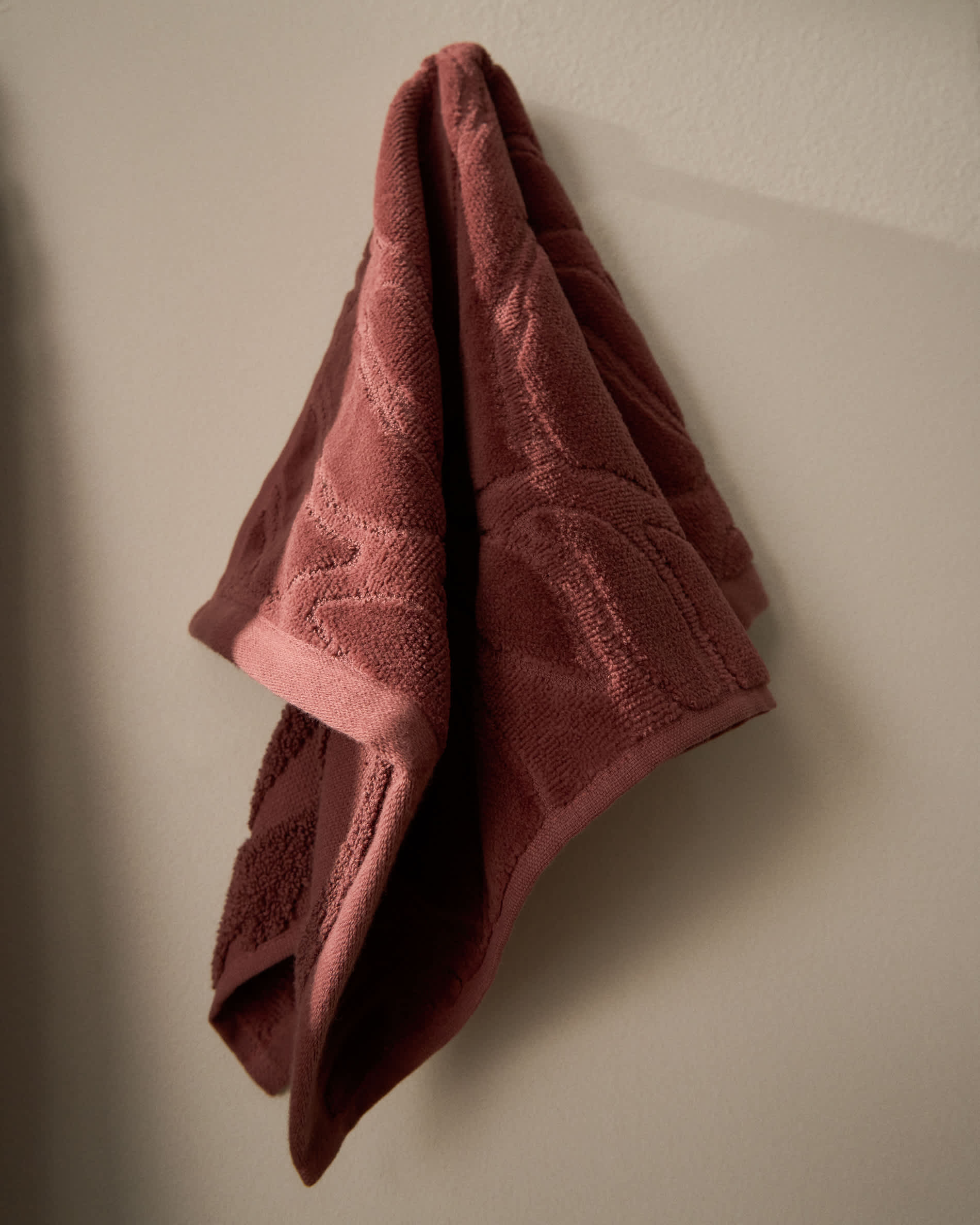 Lurevi 100%-cotton jacquard hand towel with a maroon velvet finish 30 x 50 cm