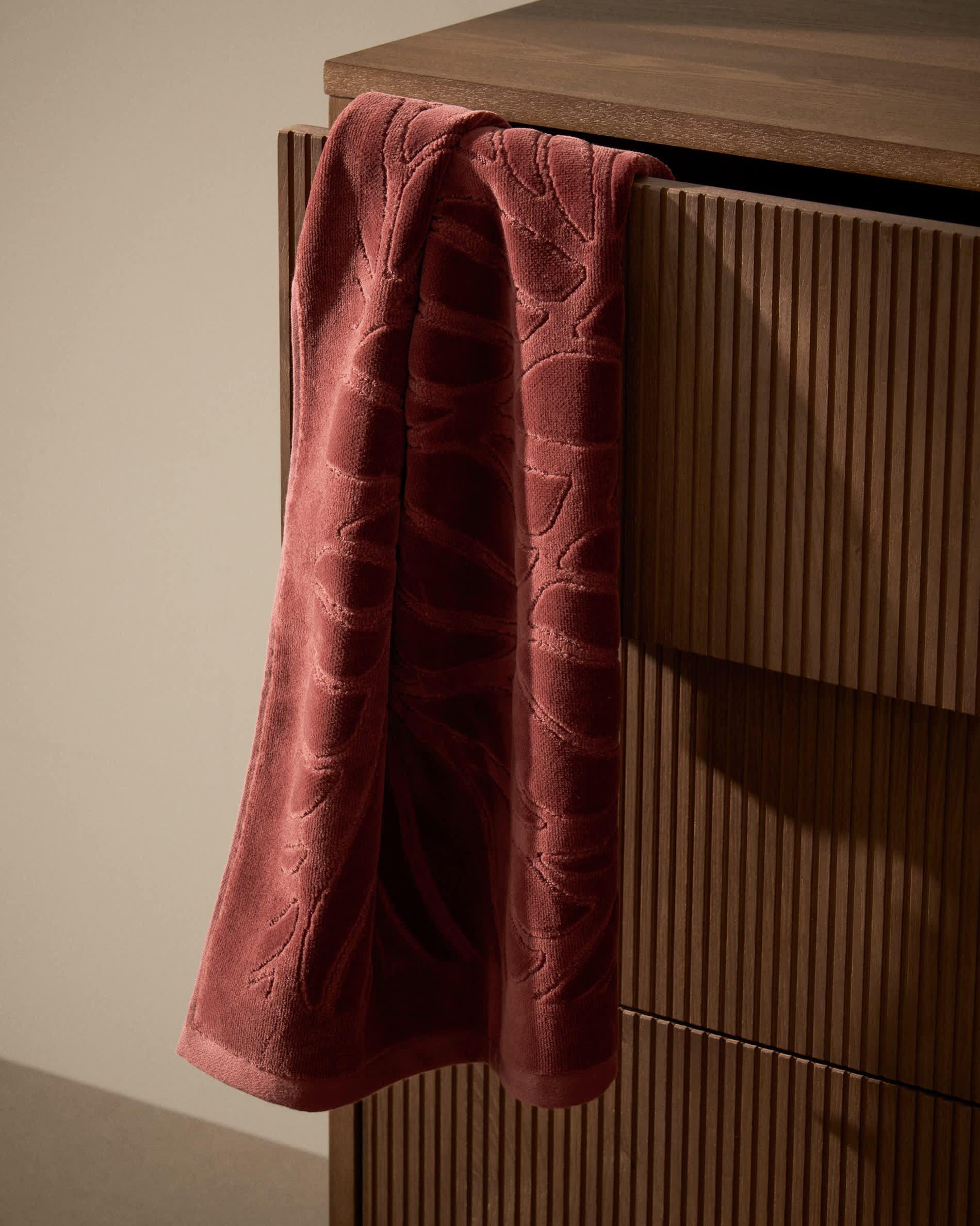 Lurevi 100% cotton jacquard hand towel with a maroon velvet finish 50 x 90 cm