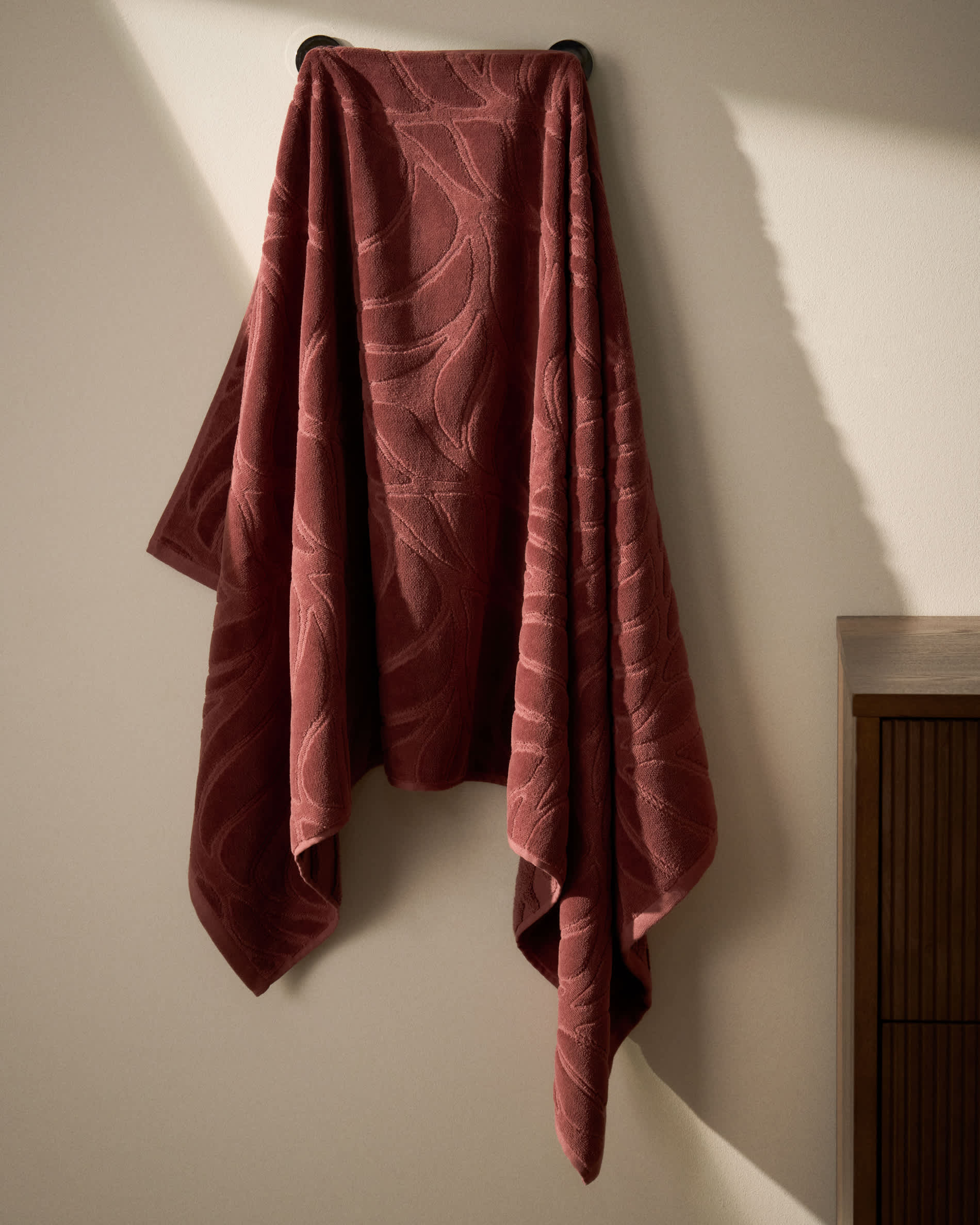Lurevi 100% cotton jacquard bath towel with a maroon velvet finish 70 x 140 cm
