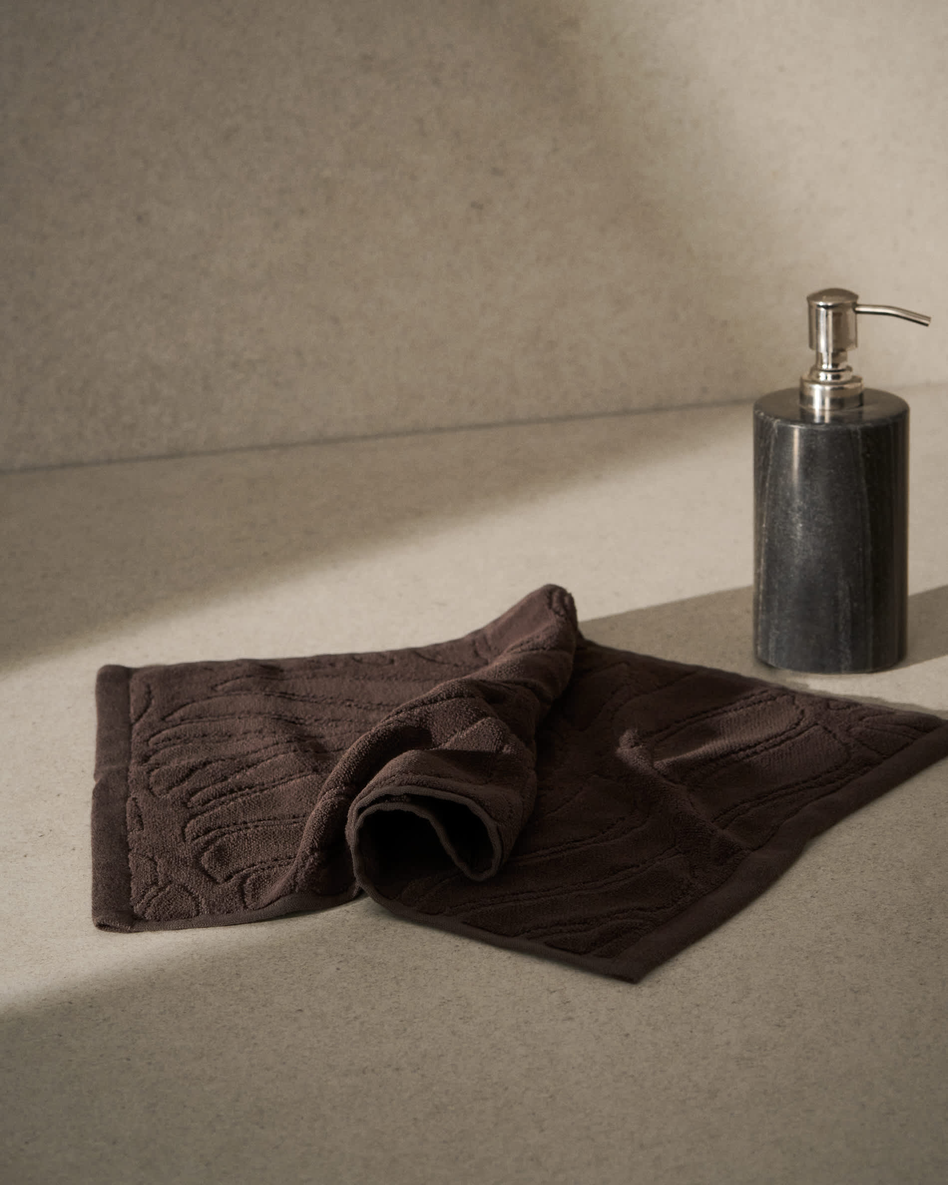 Lurevi 100%-cotton jacquard hand towel with a brown velvet finish 30 x 50 cm