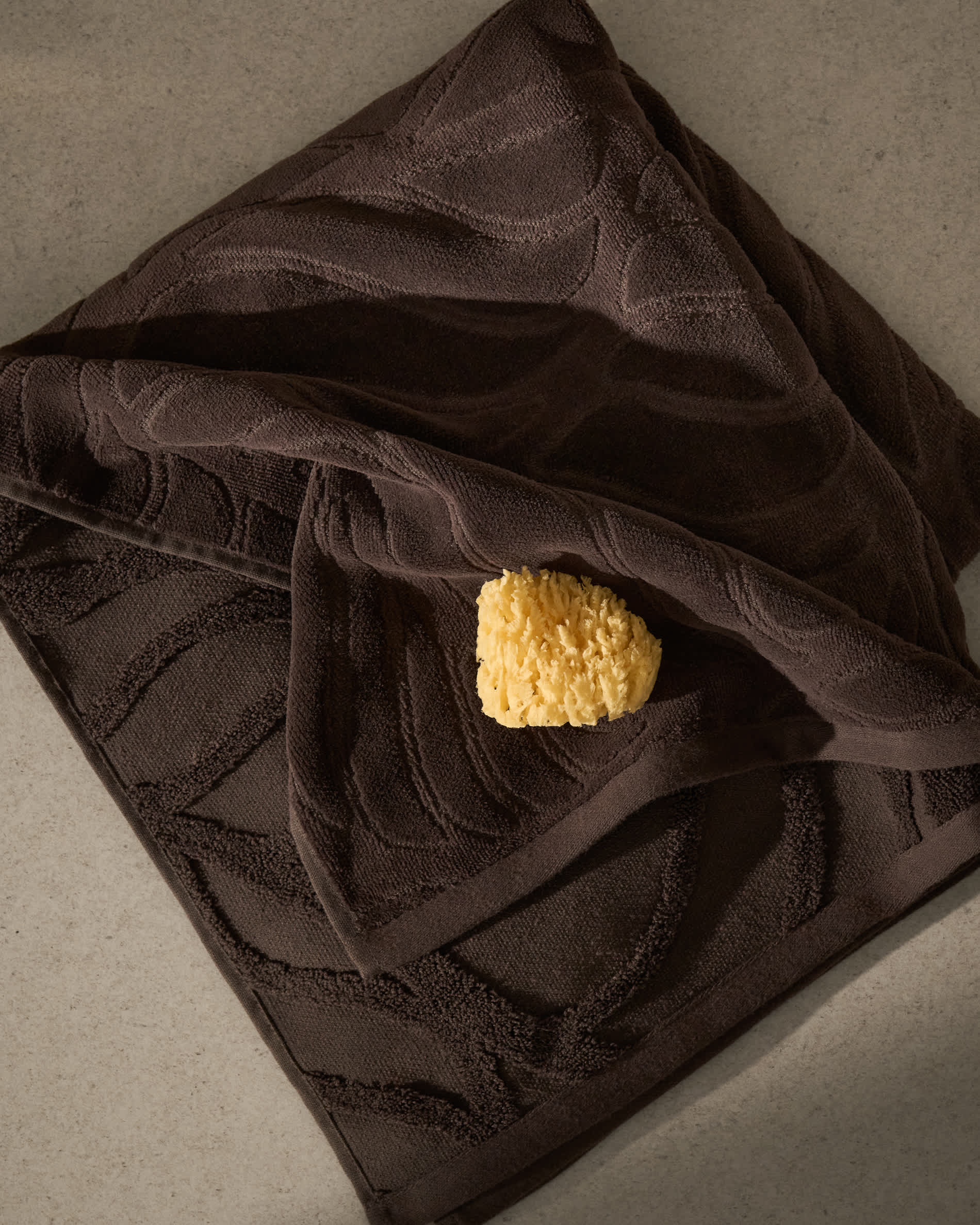 Lurevi 100% cotton jacquard bath towel with a brown velvet finish 70 x 140 cm