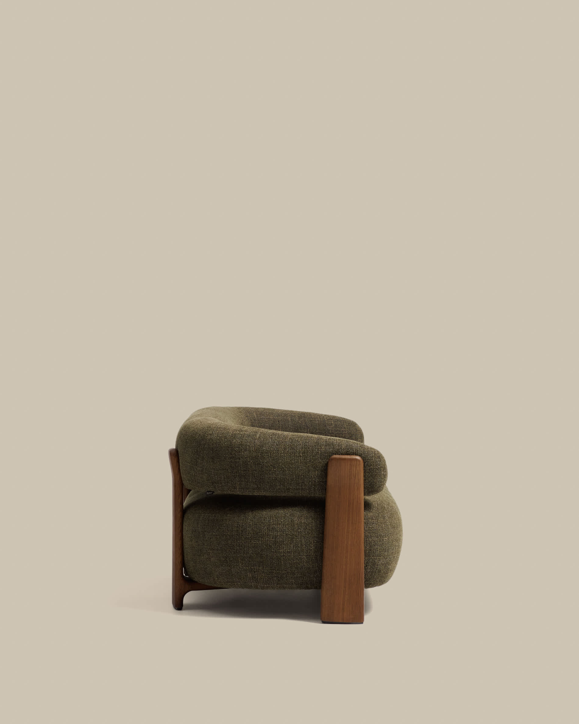 Granite 2-seater sofa in green chenille with solid ash wood legs with walnut finish 155cm FSC 100%