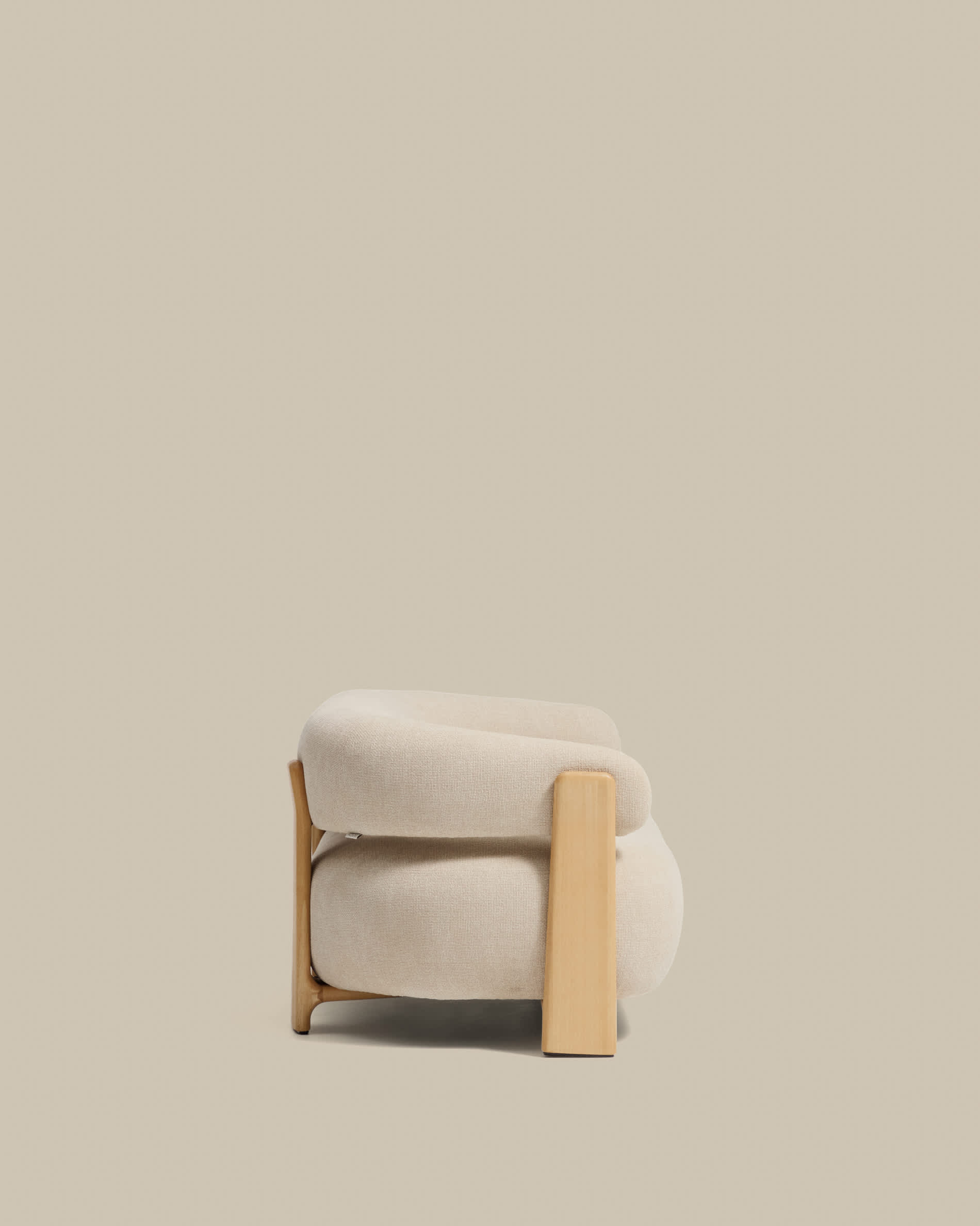 Granite 2-seater sofa in beige chenille with solid ash wood legs with natural finish 155cm FSC 100%