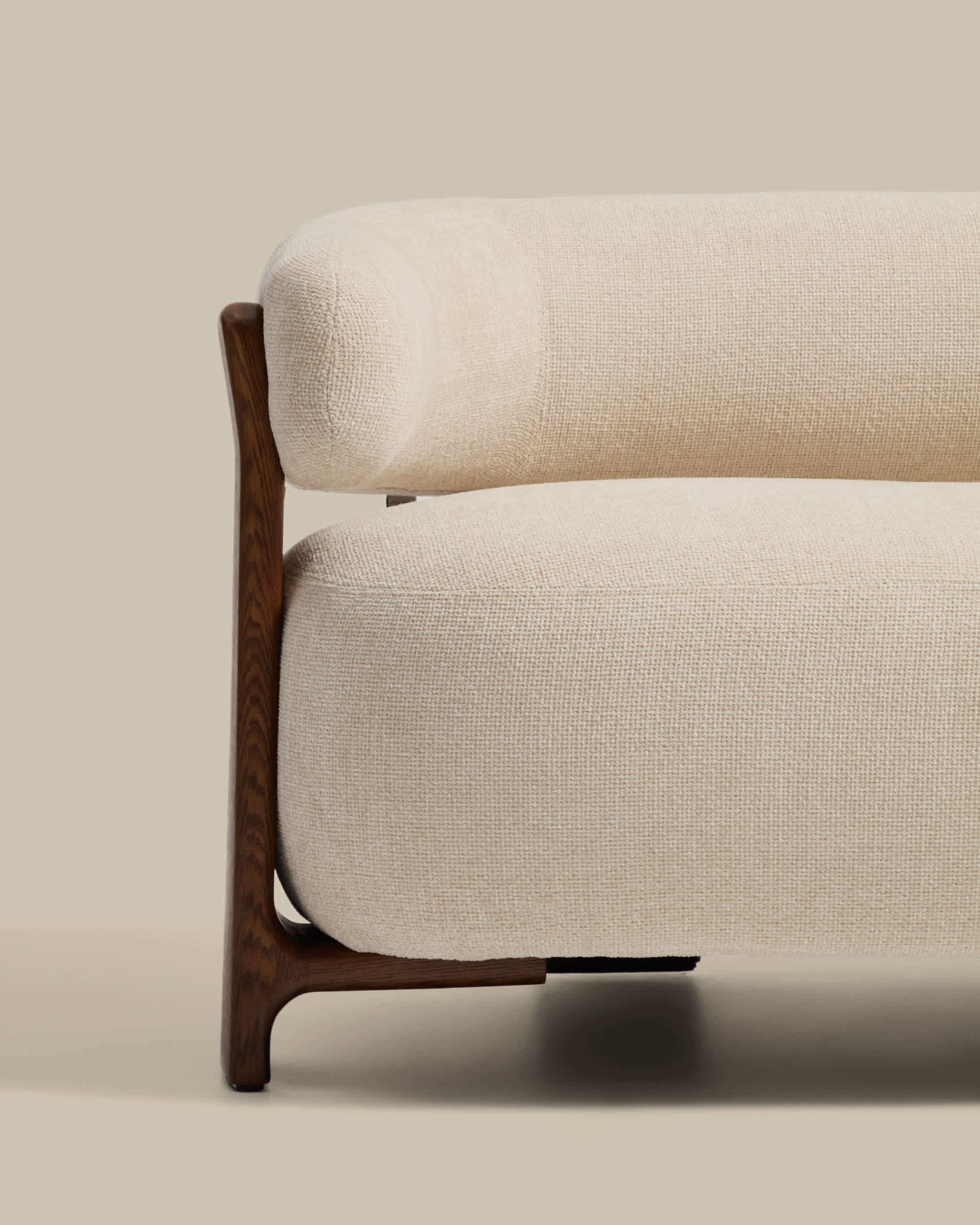 Granite 2-seater sofa in beige chenille with solid ash wood legs with walnut finish 155cm FSC 100%