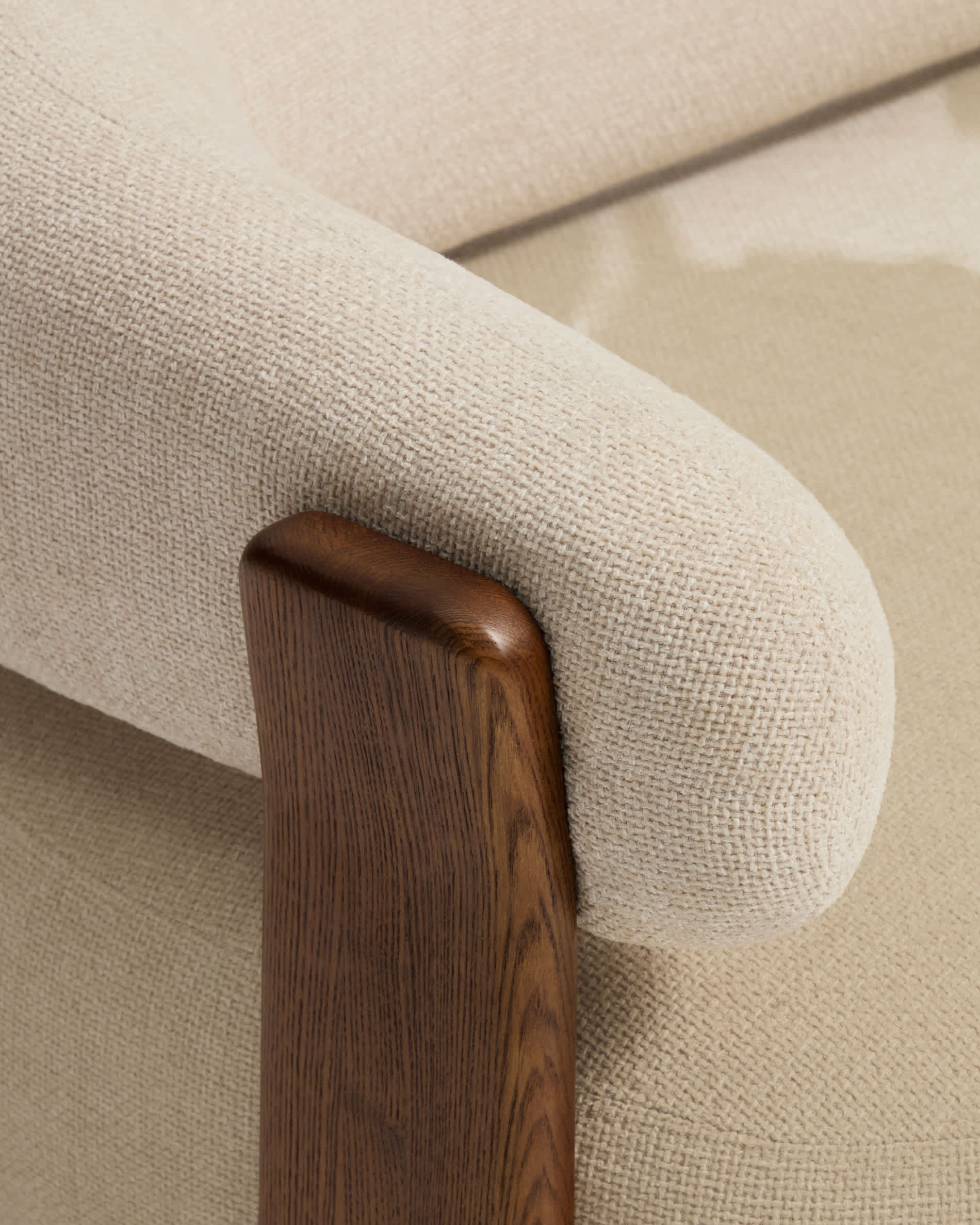 Granite 2-seater sofa in beige chenille with solid ash wood legs with walnut finish 155cm FSC 100%