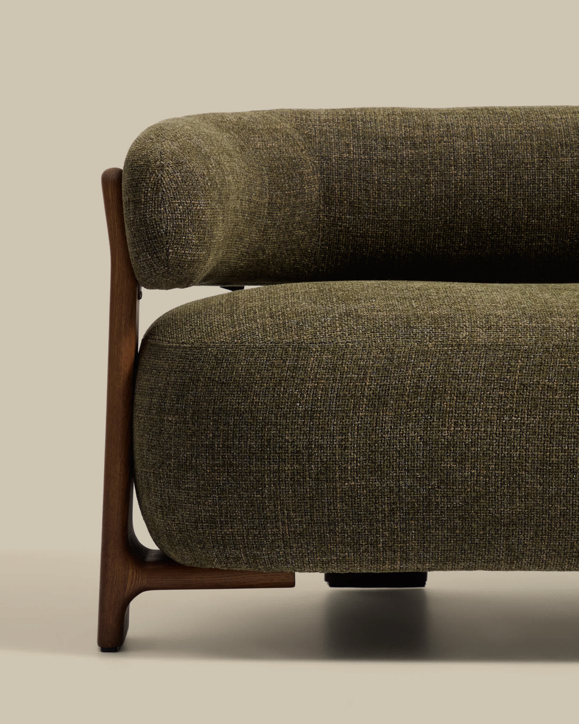 Granite 2-seater sofa in green chenille with solid ash wood legs with walnut finish 155cm FSC 100%