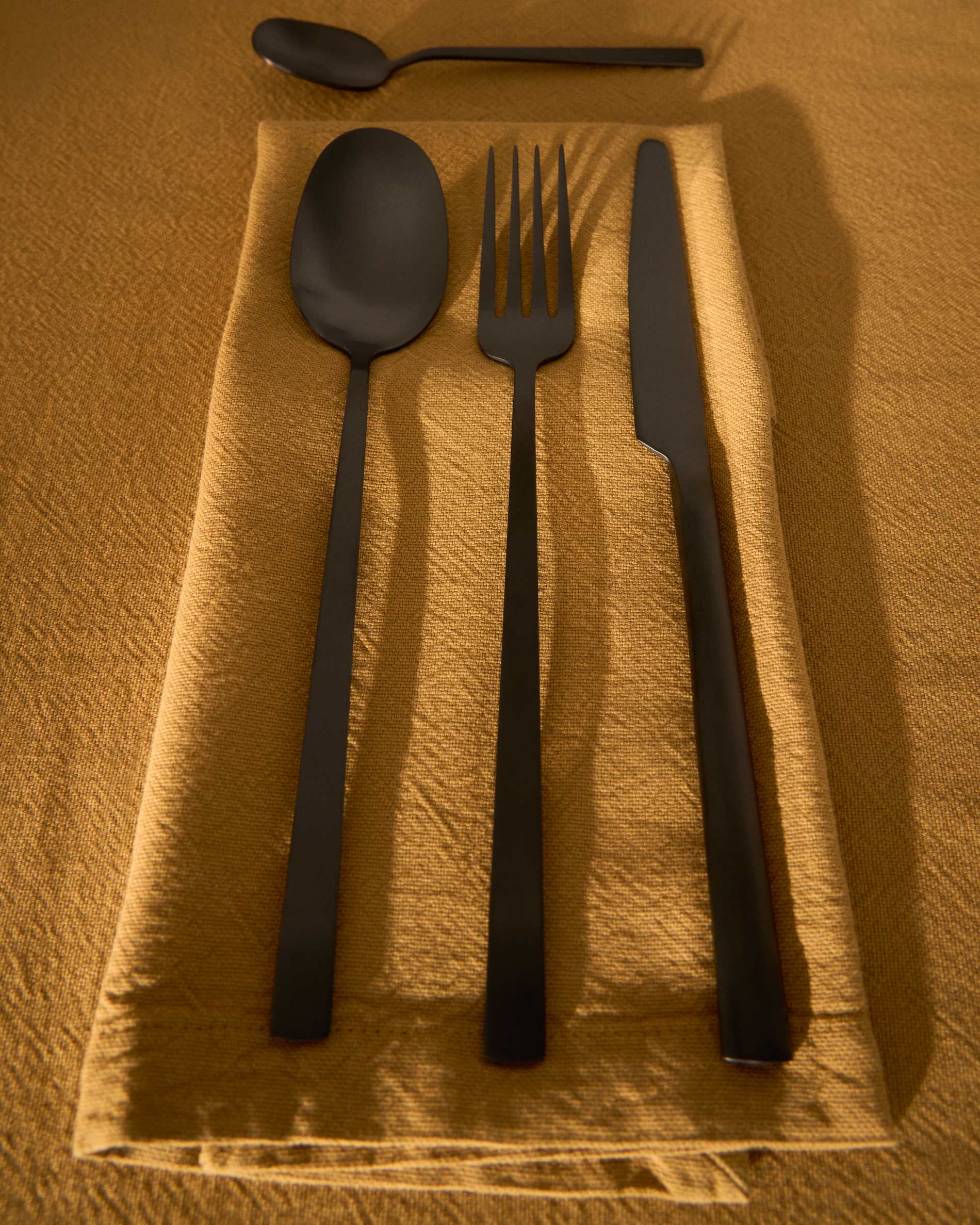 Dilora 16-piece stainless steel cutlery set with a matte black finish