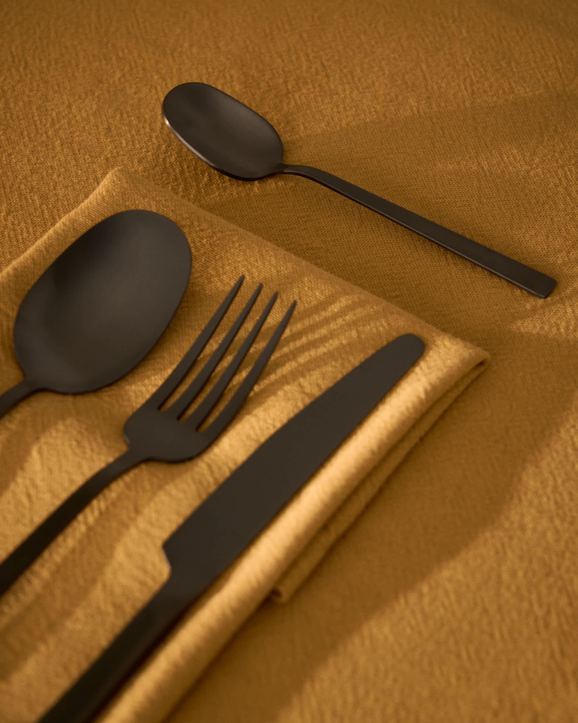 Dilora 16-piece stainless steel cutlery set with a matte black finish