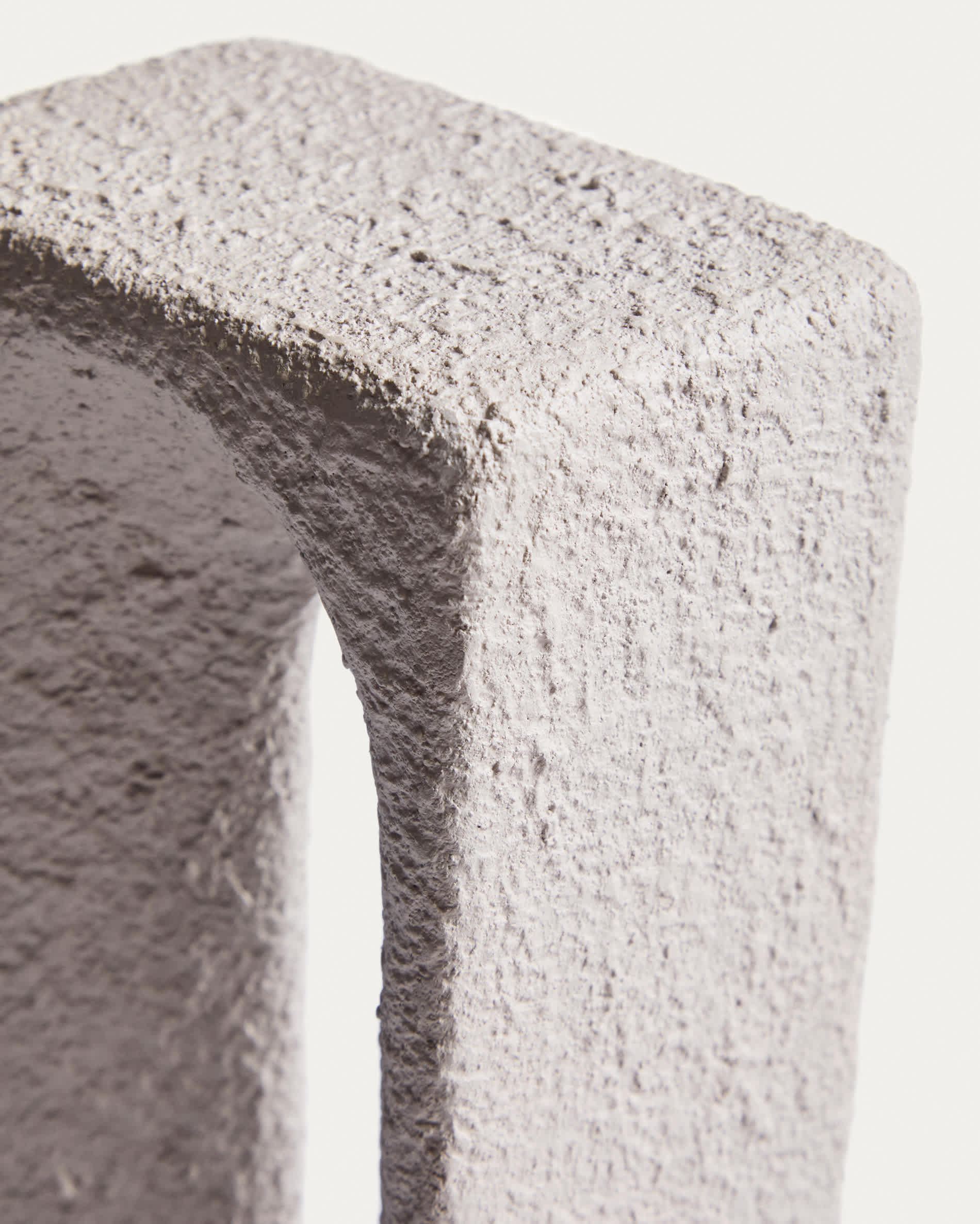 Vriona light grey papier-mâché sculpture 13.5 x 33.5 cm