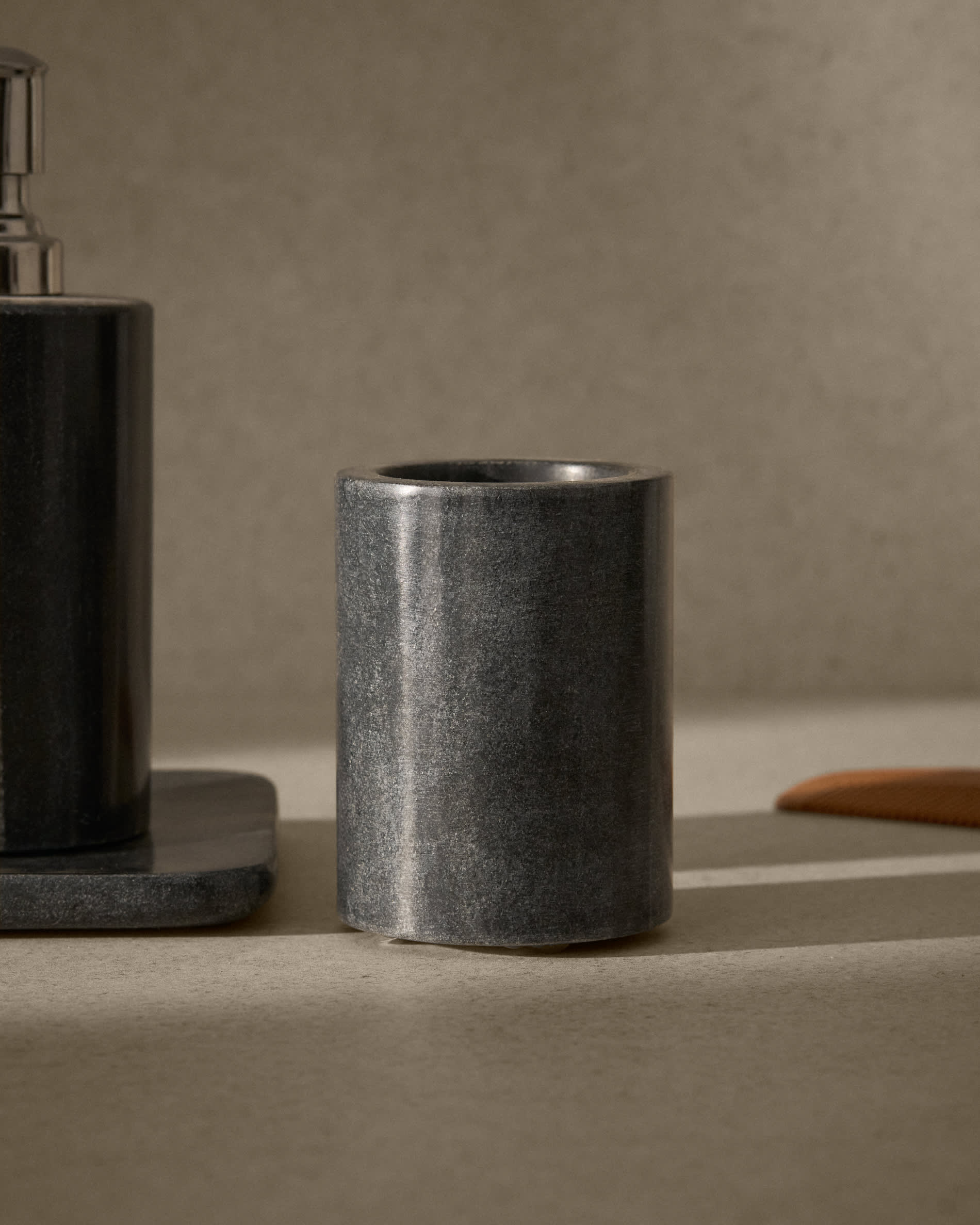 Mavon dark grey marble toothbrush holder