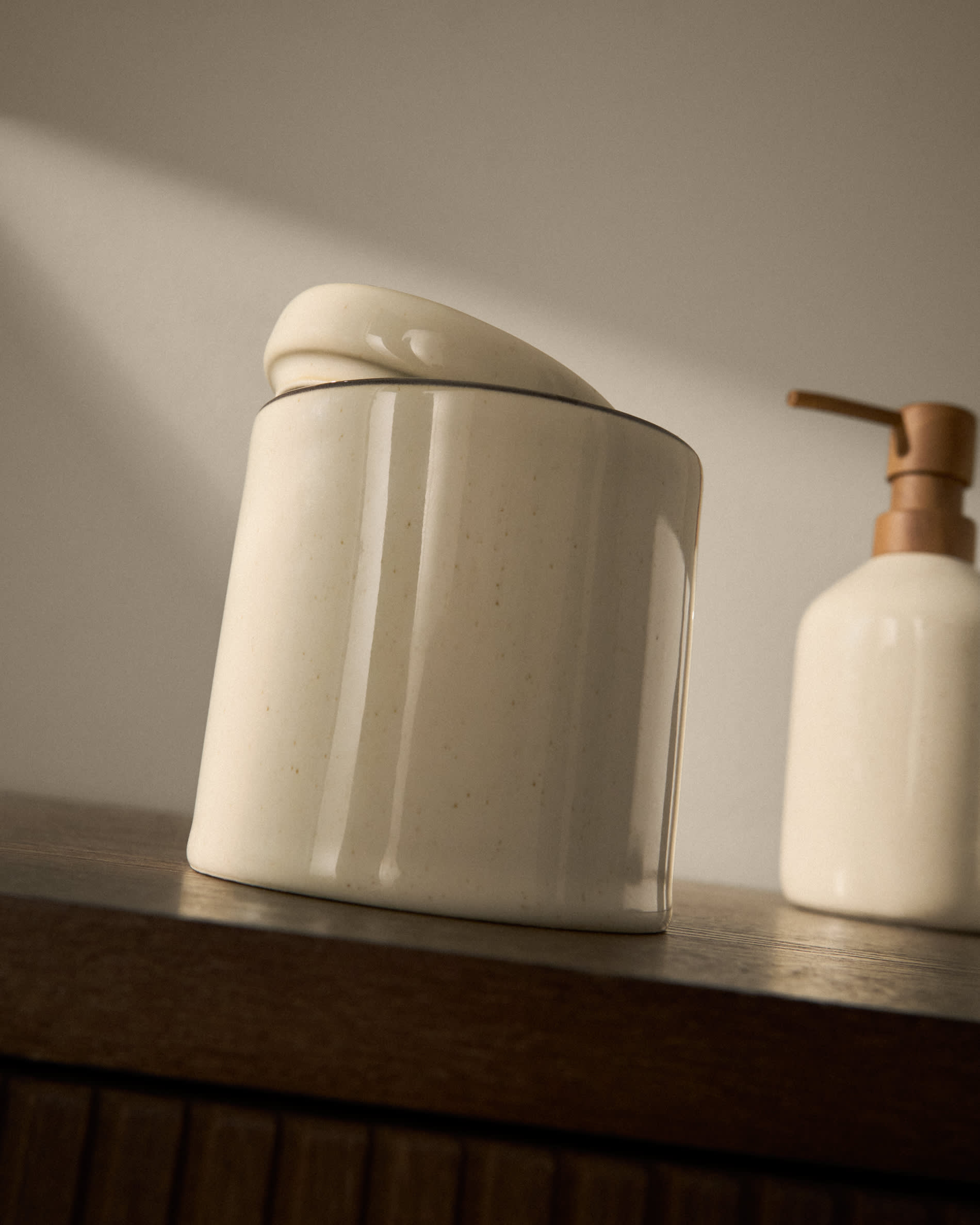 Noris ecru enamelled stoneware pot