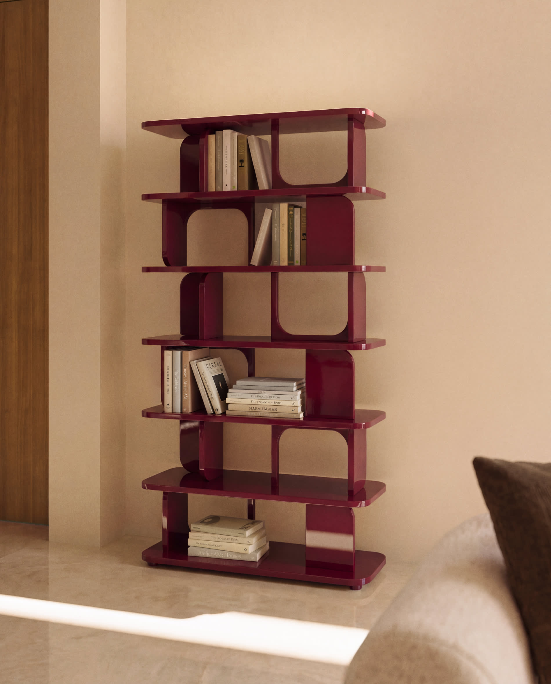 Aduma glossy-finish maroon lacquered MDF shelving unit FSC 100% 100 x 187 cm