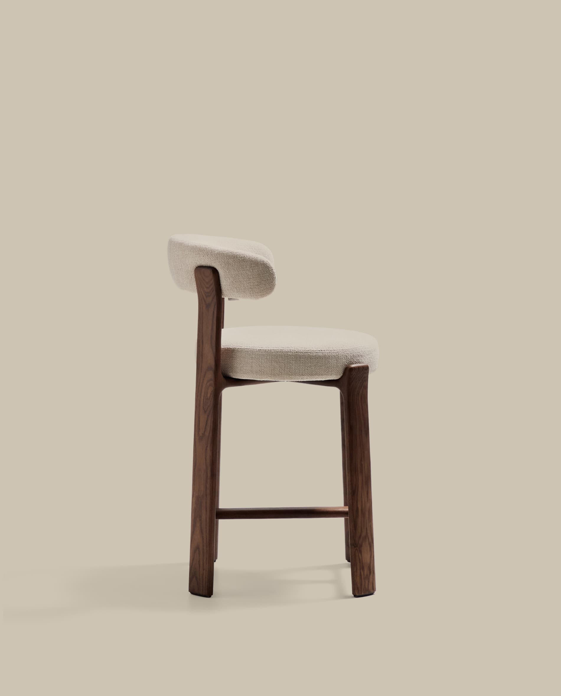 Granite fire-retardant stool with backrest in beige chenille and solid ash wood with walnut-coloured finish FSC 100% 65cm