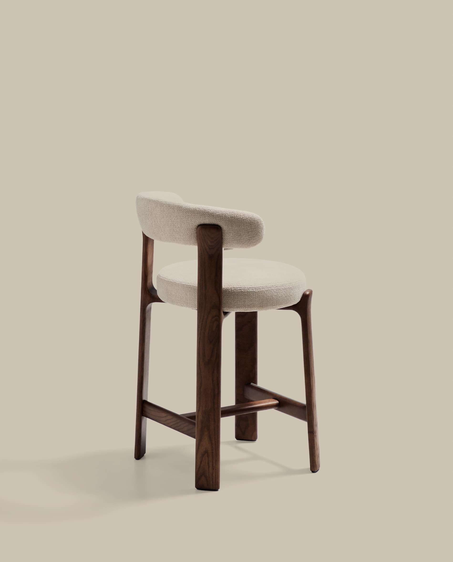 Granite fire-retardant stool with backrest in beige chenille and solid ash wood with walnut-coloured finish FSC 100% 65cm