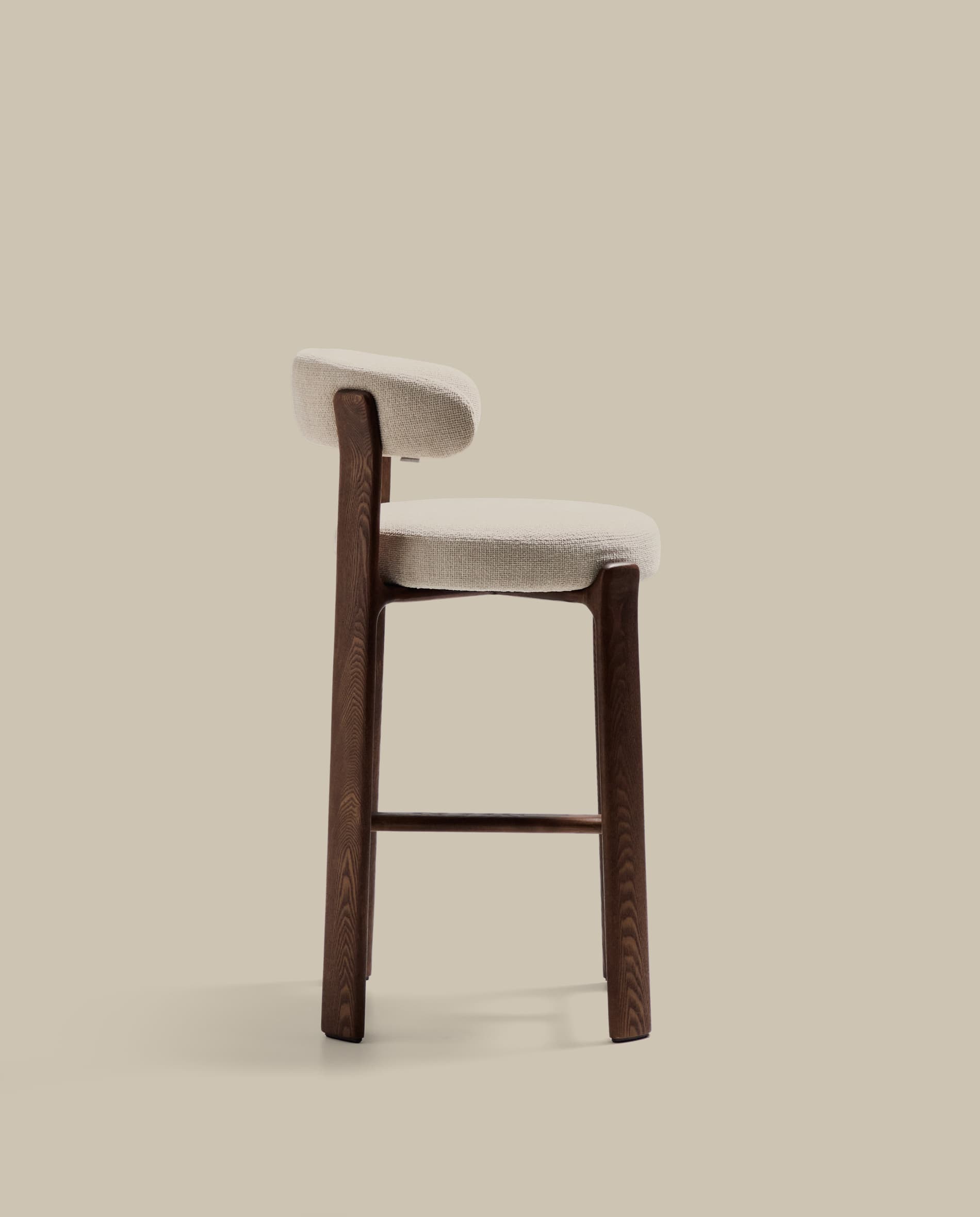 Granite fire-retardant stool with backrest in beige chenille and solid ash wood with walnut-coloured finish FSC 100% 75cm