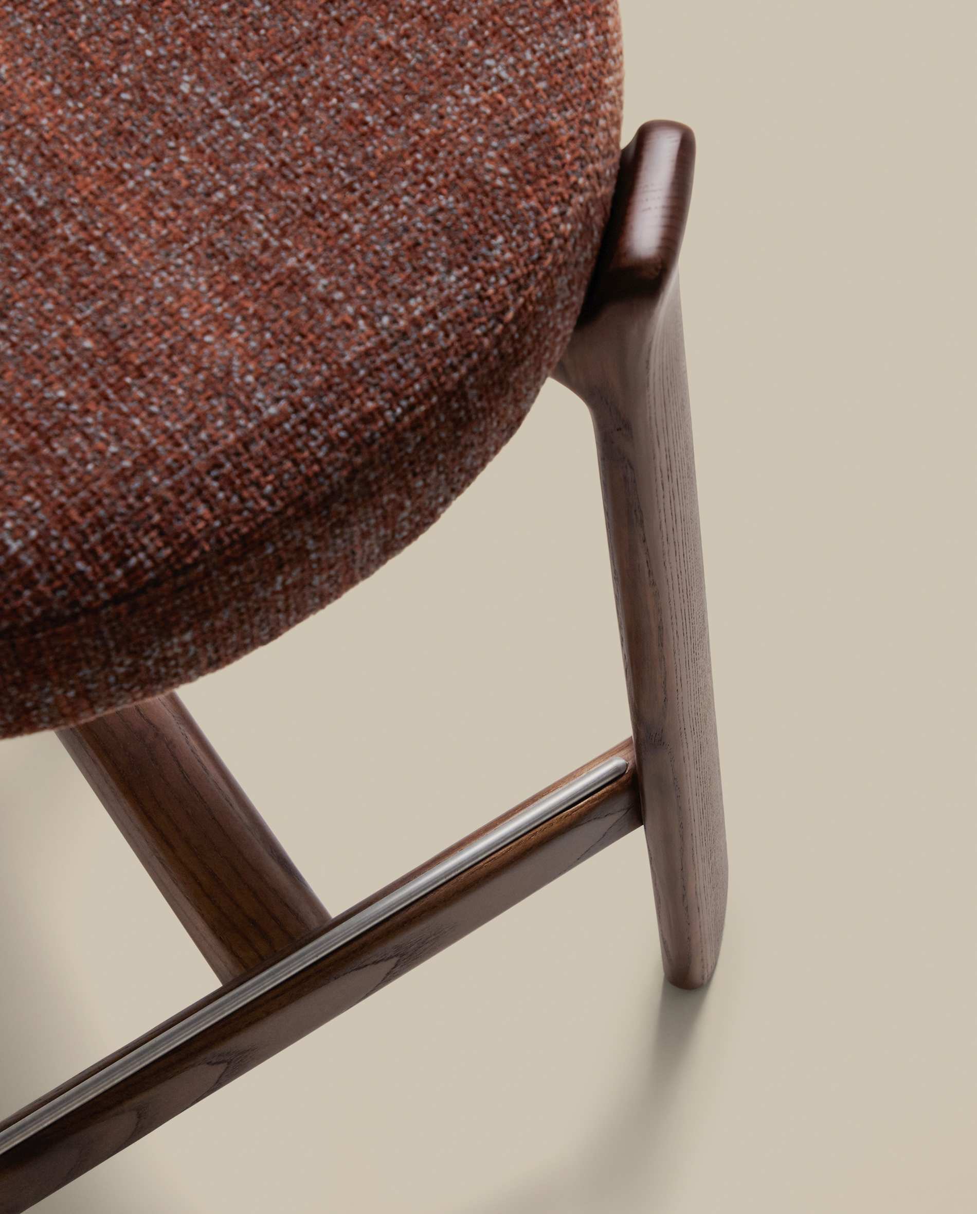 Granite fire-retardant stool with backrest in brown chenille and solid ash wood with walnut-coloured finish FSC 100% 65cm