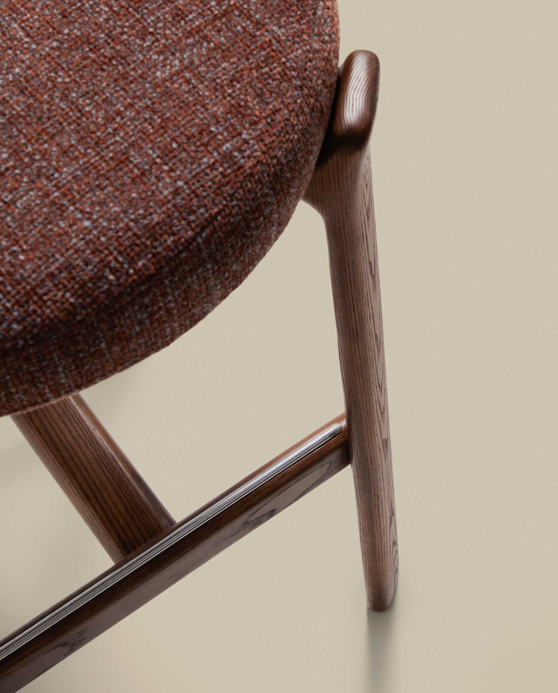 Granite stool in brown chenille and solid ash wood with walnut-coloured finish FSC 100% 75cm