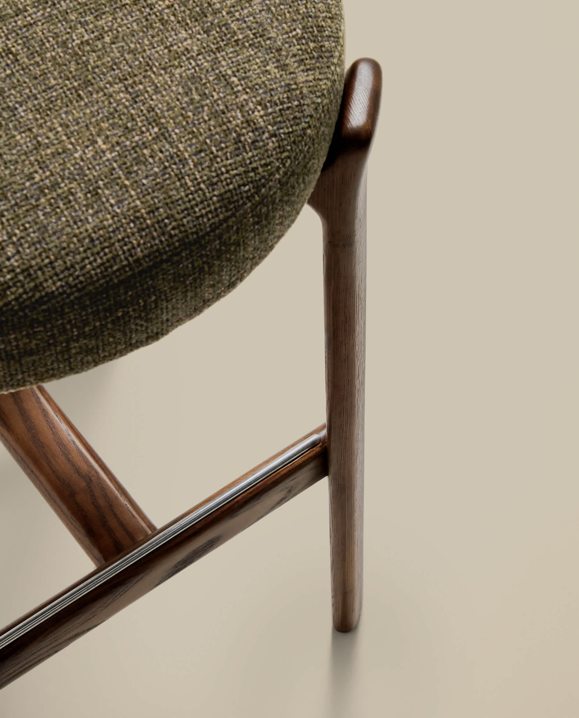 Granite fire-retardant stool with backrest in green chenille and solid ash wood with walnut-coloured finish FSC 100% 75cm